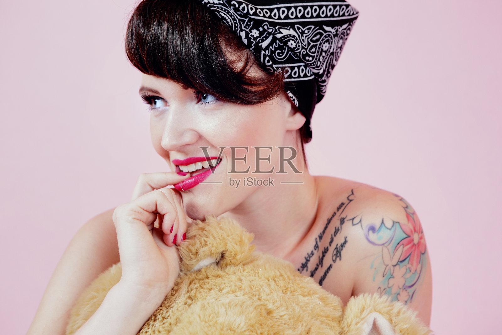 带着泰迪熊的性感女郎照片摄影图片