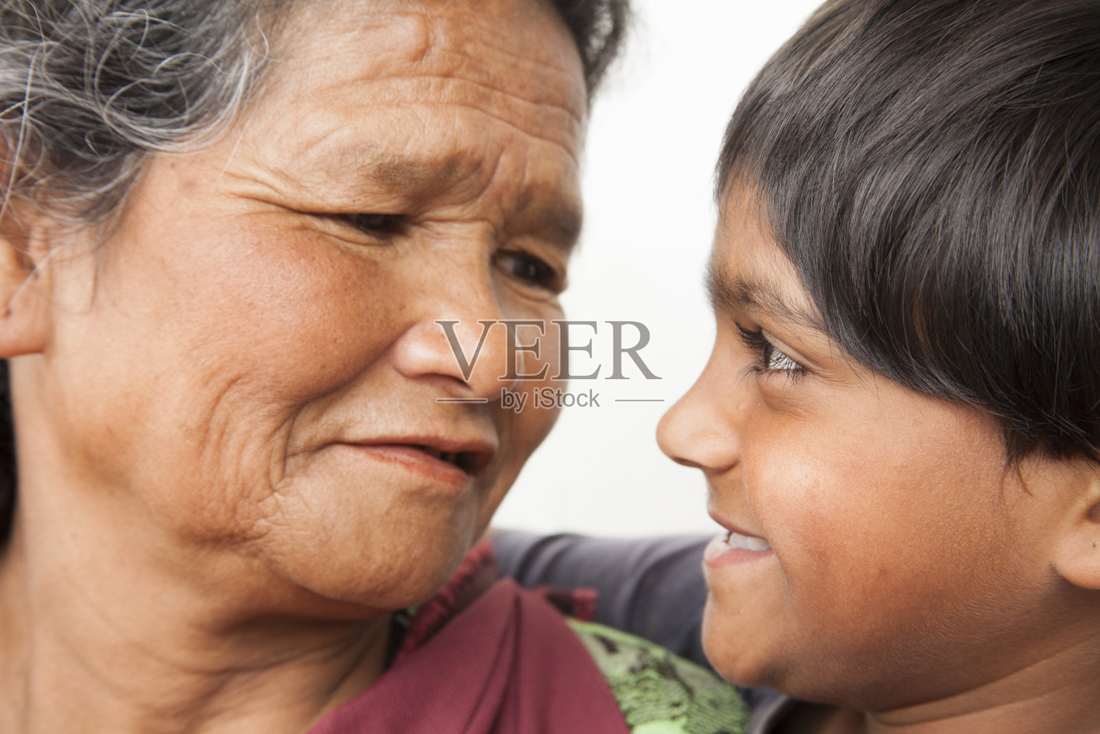 家庭。特写肖像。奶奶和孙子。拉丁或印第安后裔。照片摄影图片