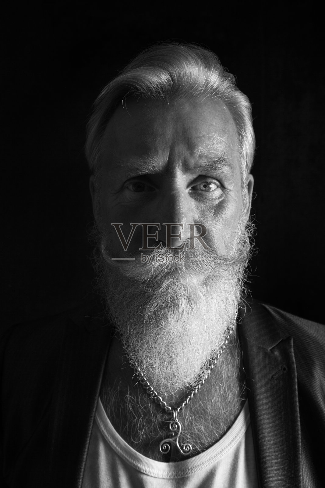 一个留着长长的白胡子的男人的肖像照片摄影图片