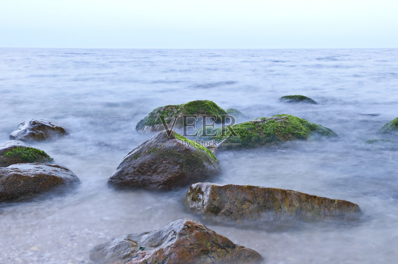 海洋中的岩石照片摄影图片