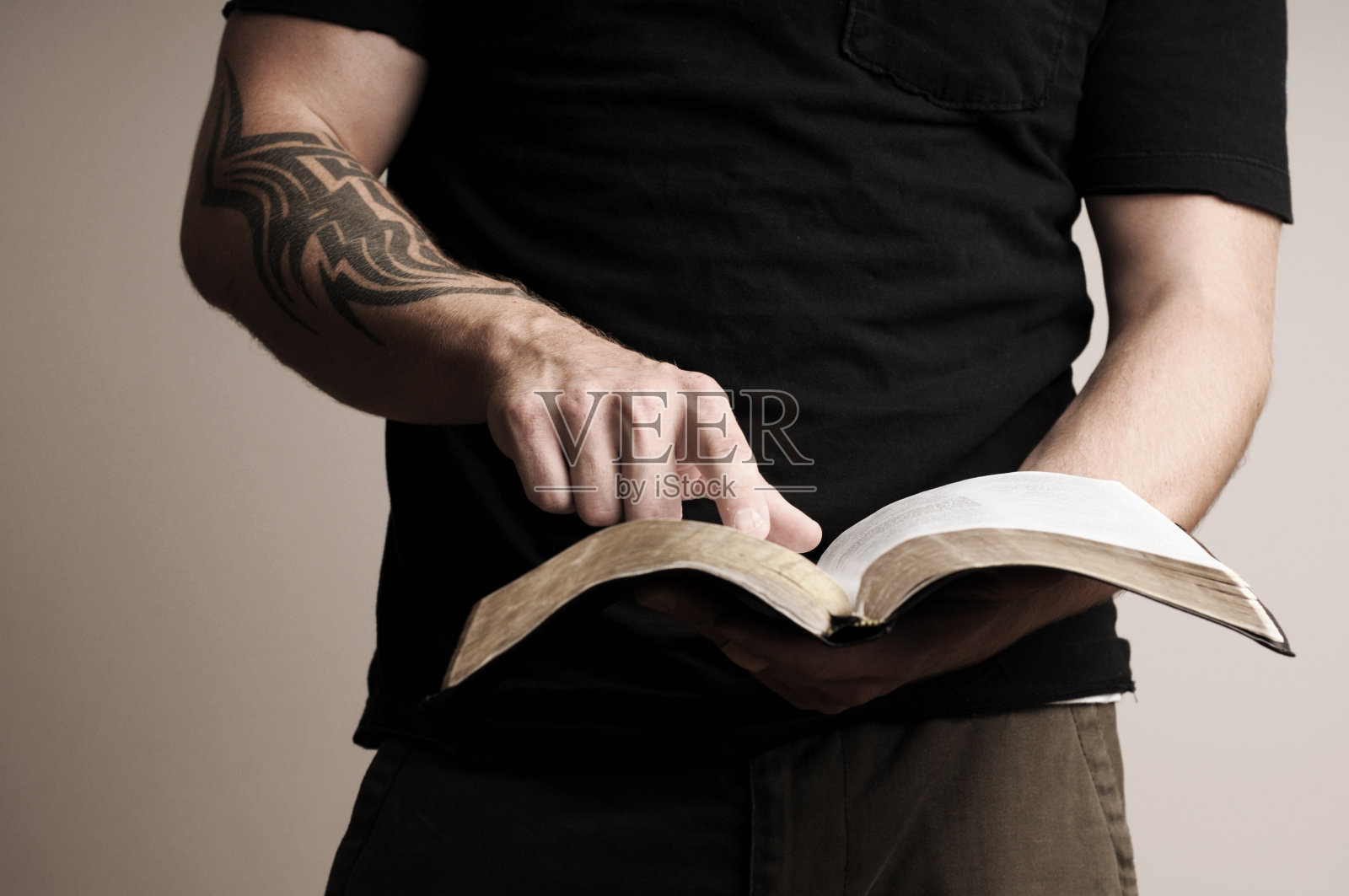 学习圣经照片摄影图片