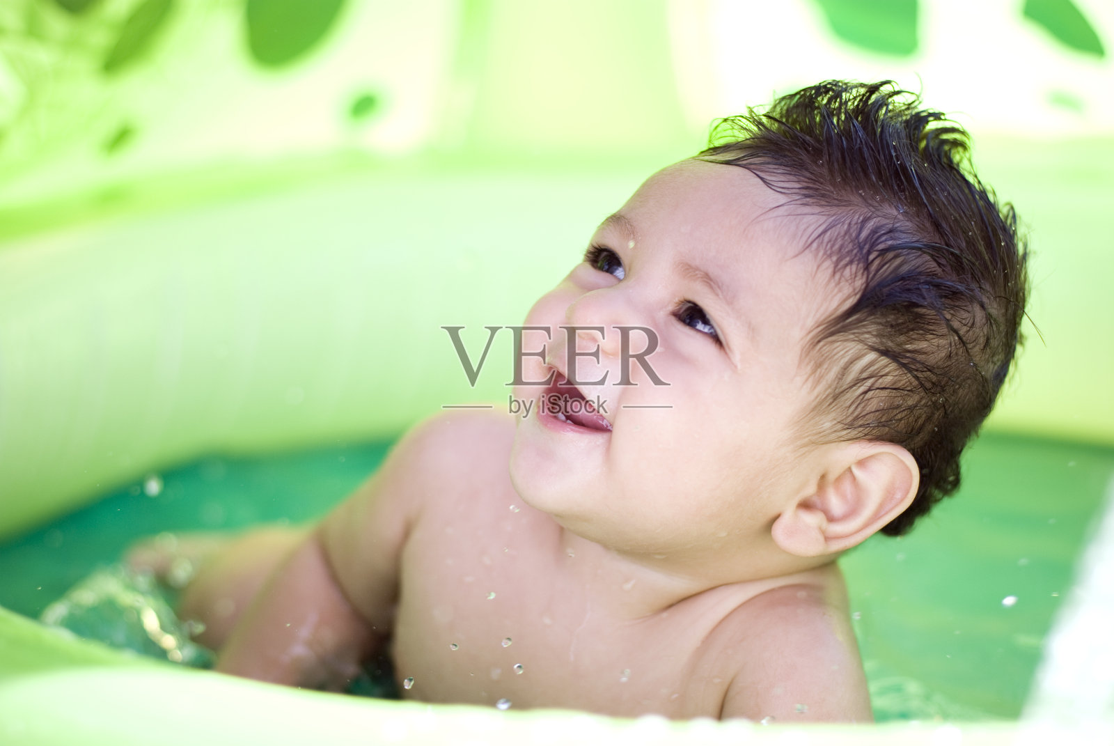 婴儿在泳池里玩耍照片摄影图片