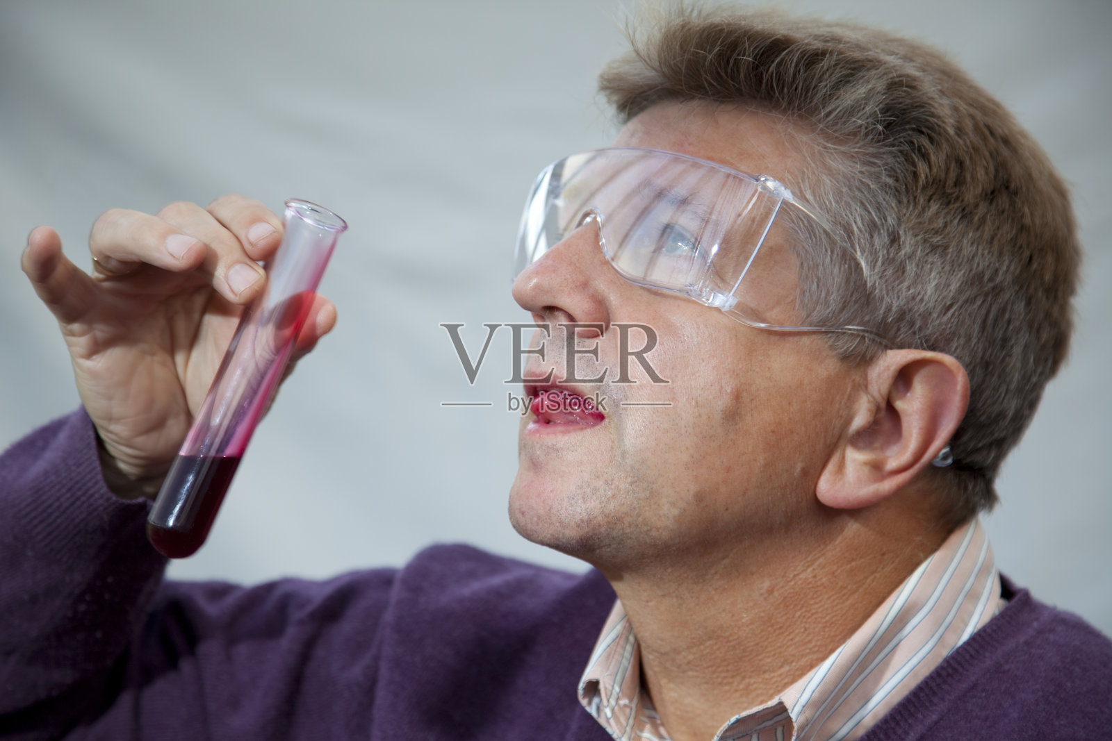 人喝血照片摄影图片