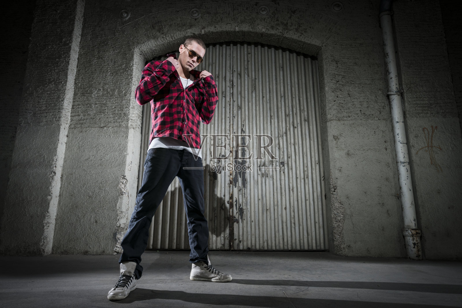 酷酷的年轻人站在街上照片摄影图片