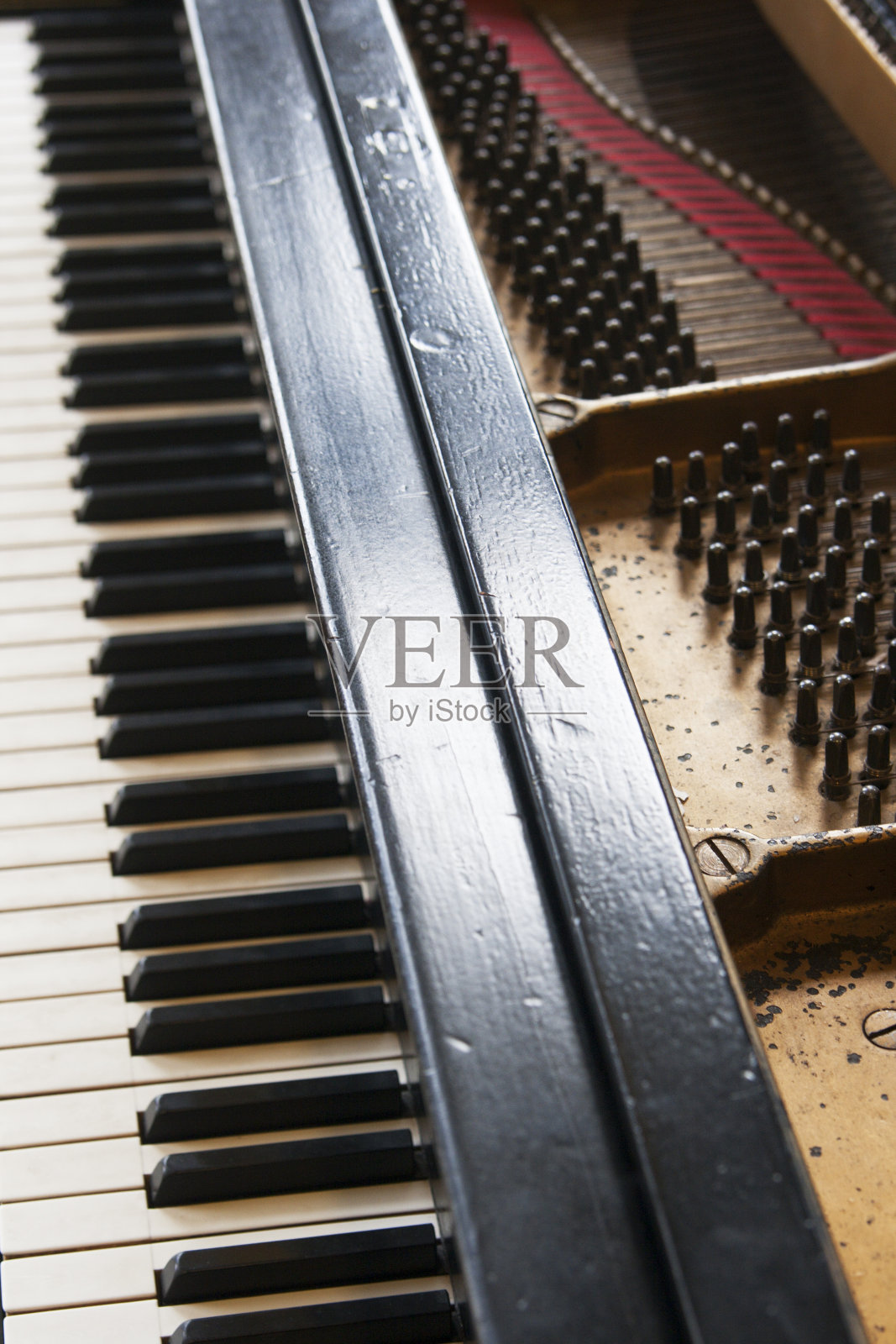 老钢琴键盘,大头针和电线特写细节照片摄影图片