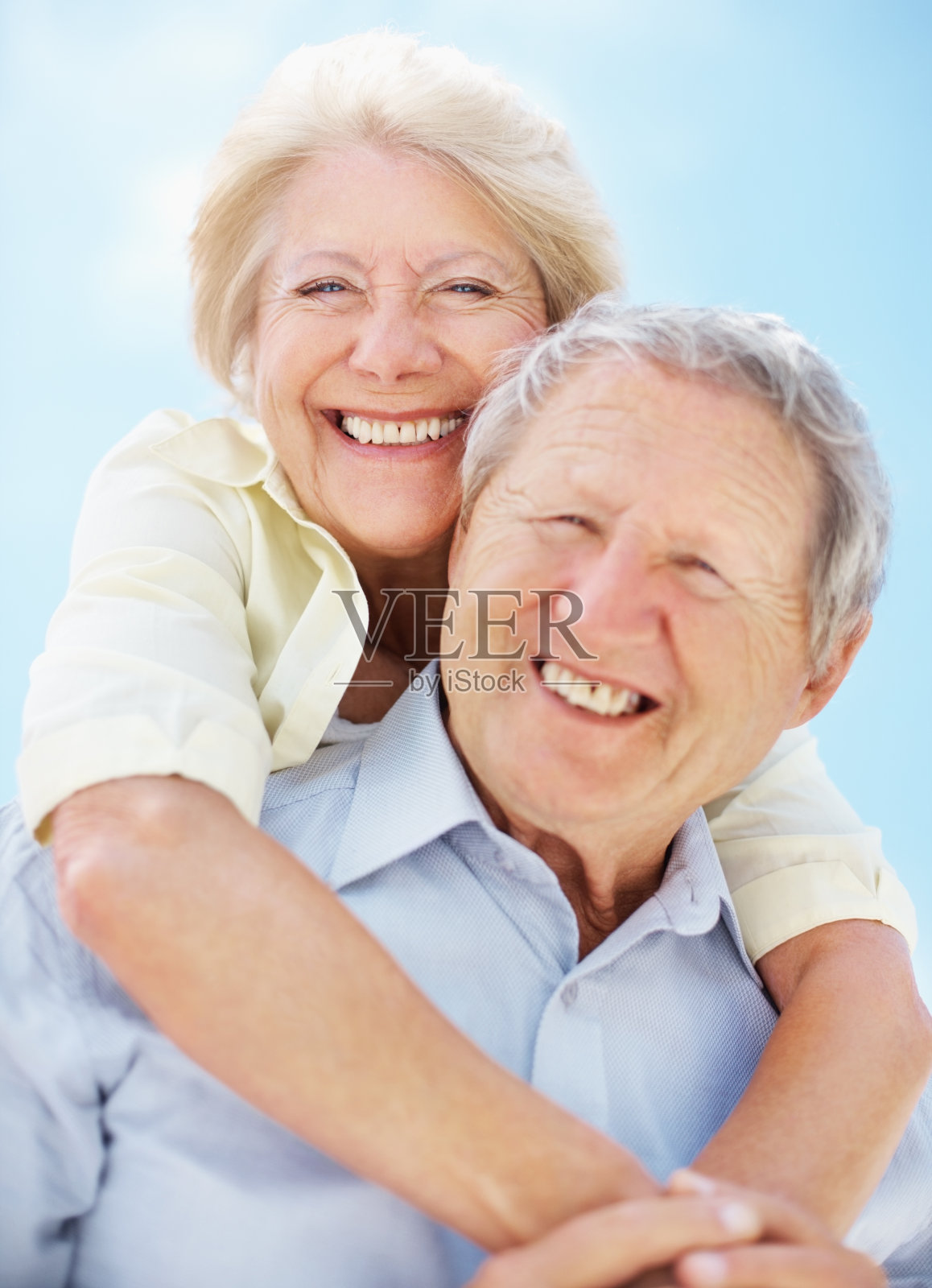 微笑的老年男人背着他的妻子照片摄影图片