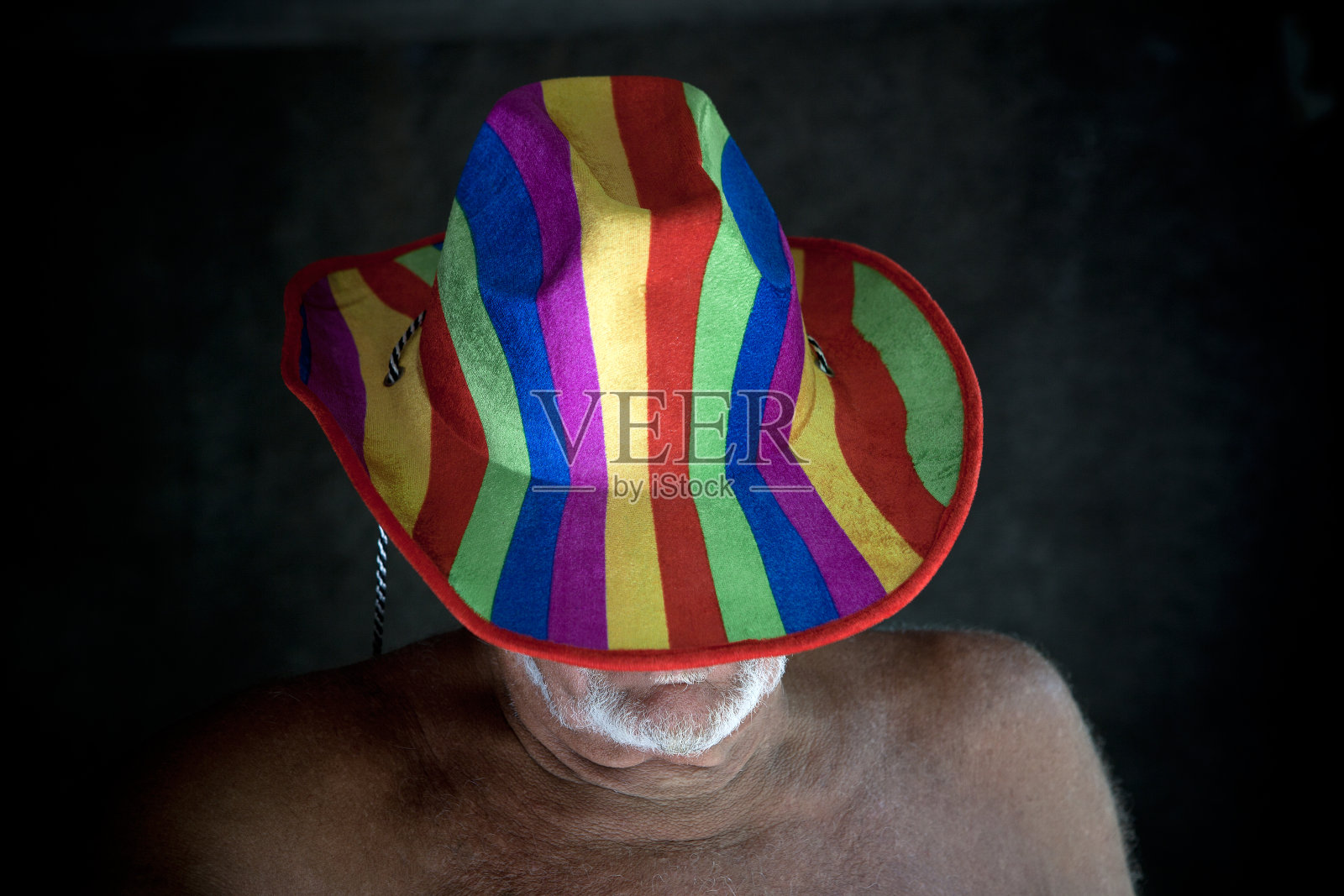 戴着多色帽子的男人。照片摄影图片