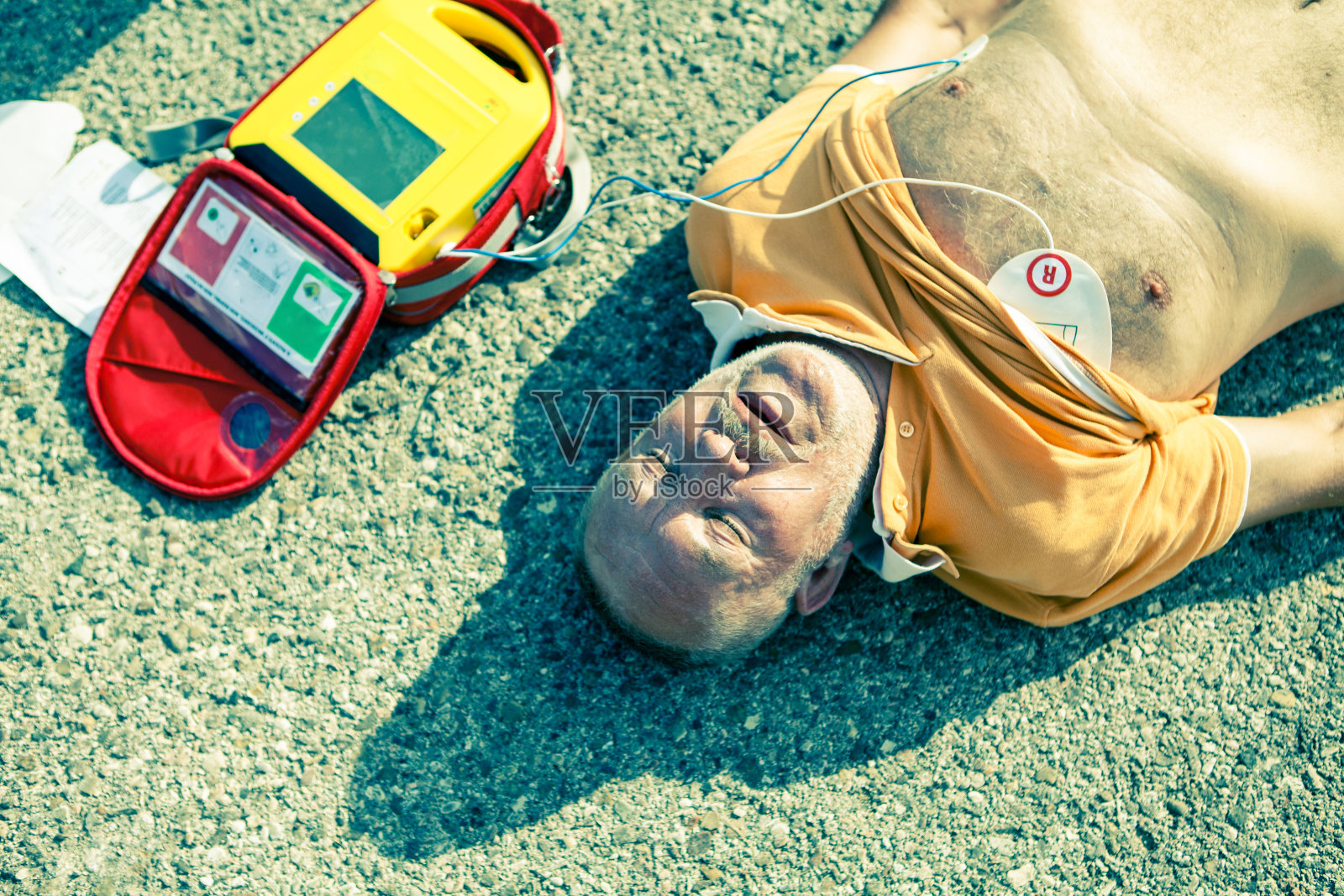 急救队在街上进行急救照片摄影图片