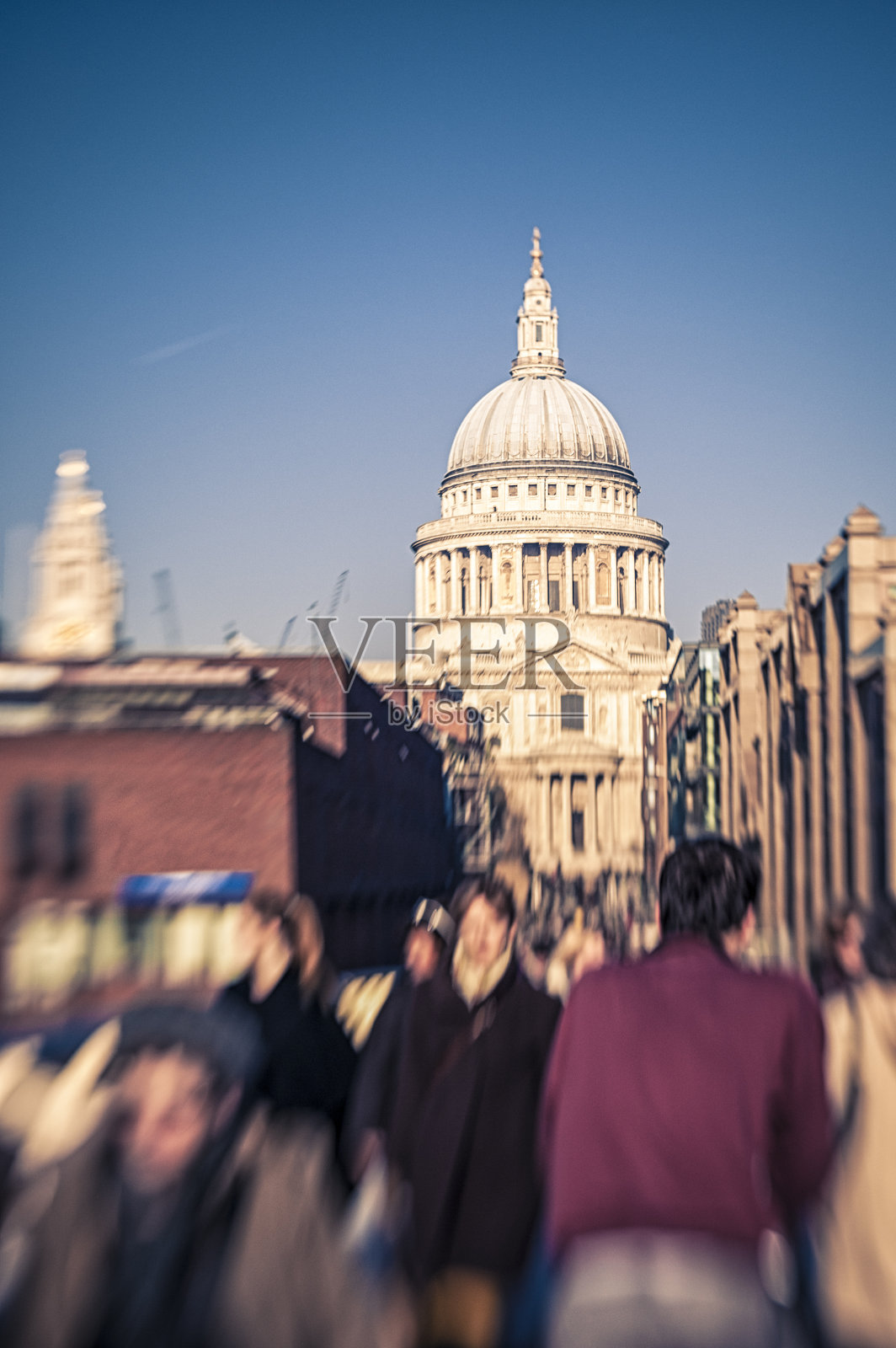伦敦,反对圣保罗教堂的人们照片摄影图片