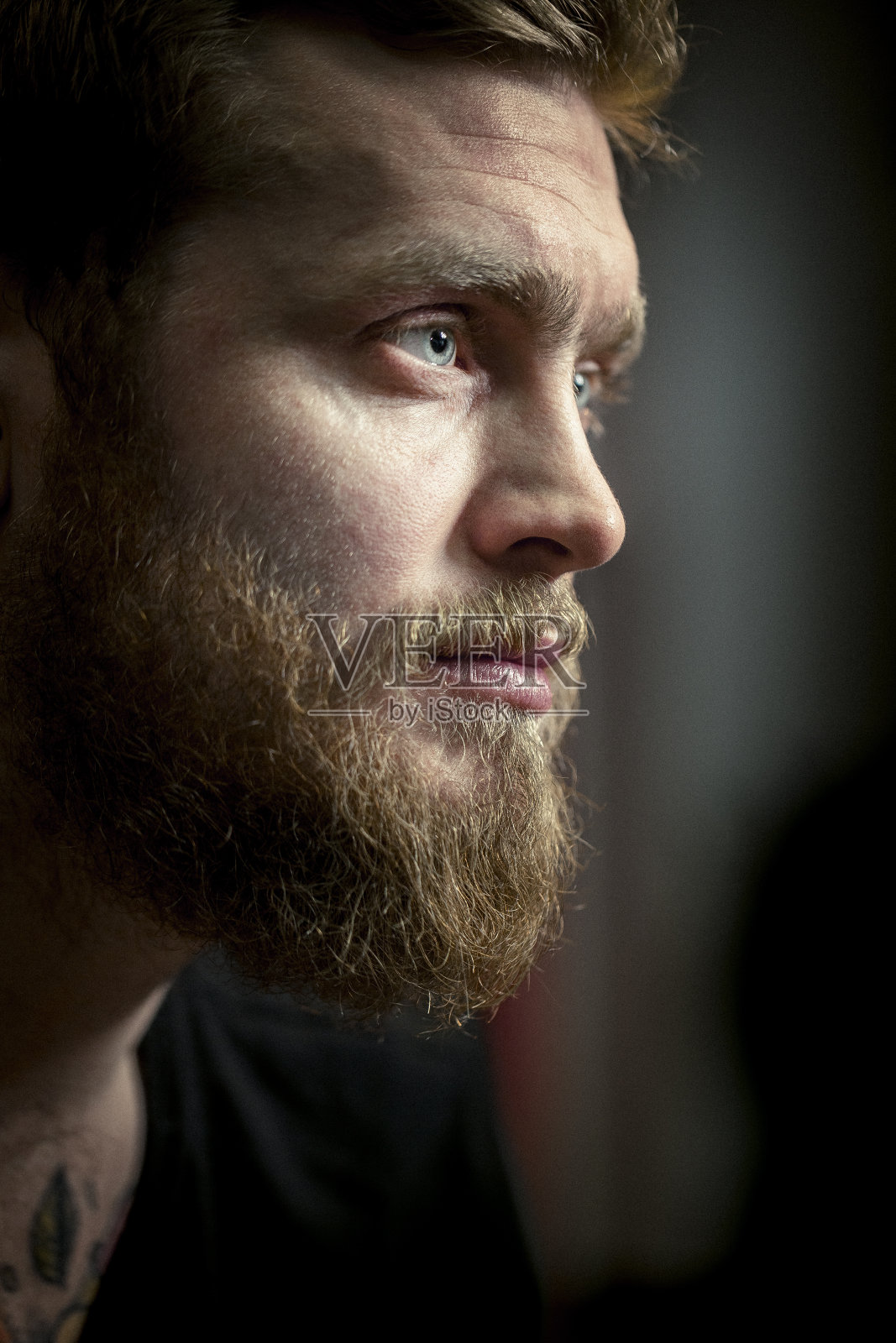 沉思的纹身艺术家的特写照片摄影图片