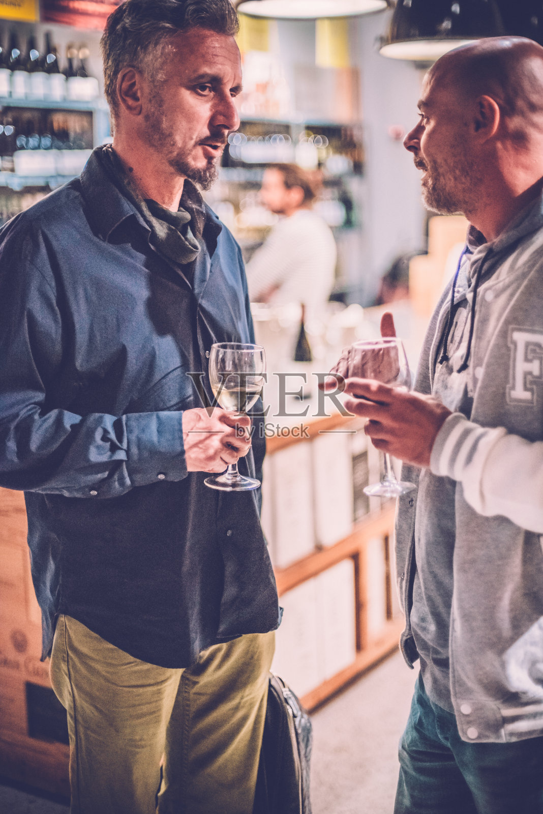 两个男人在酒吧里聊天照片摄影图片
