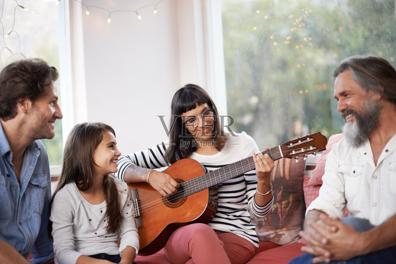 家庭乐趣与吉他照片摄影图片