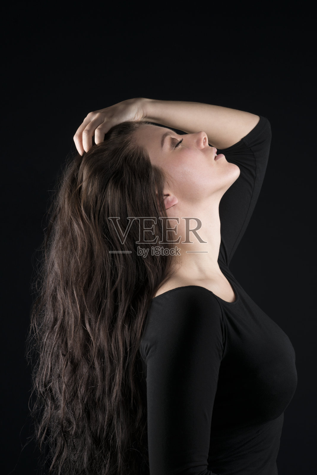 漂亮的年轻女子与棕色长发肖像照片摄影图片