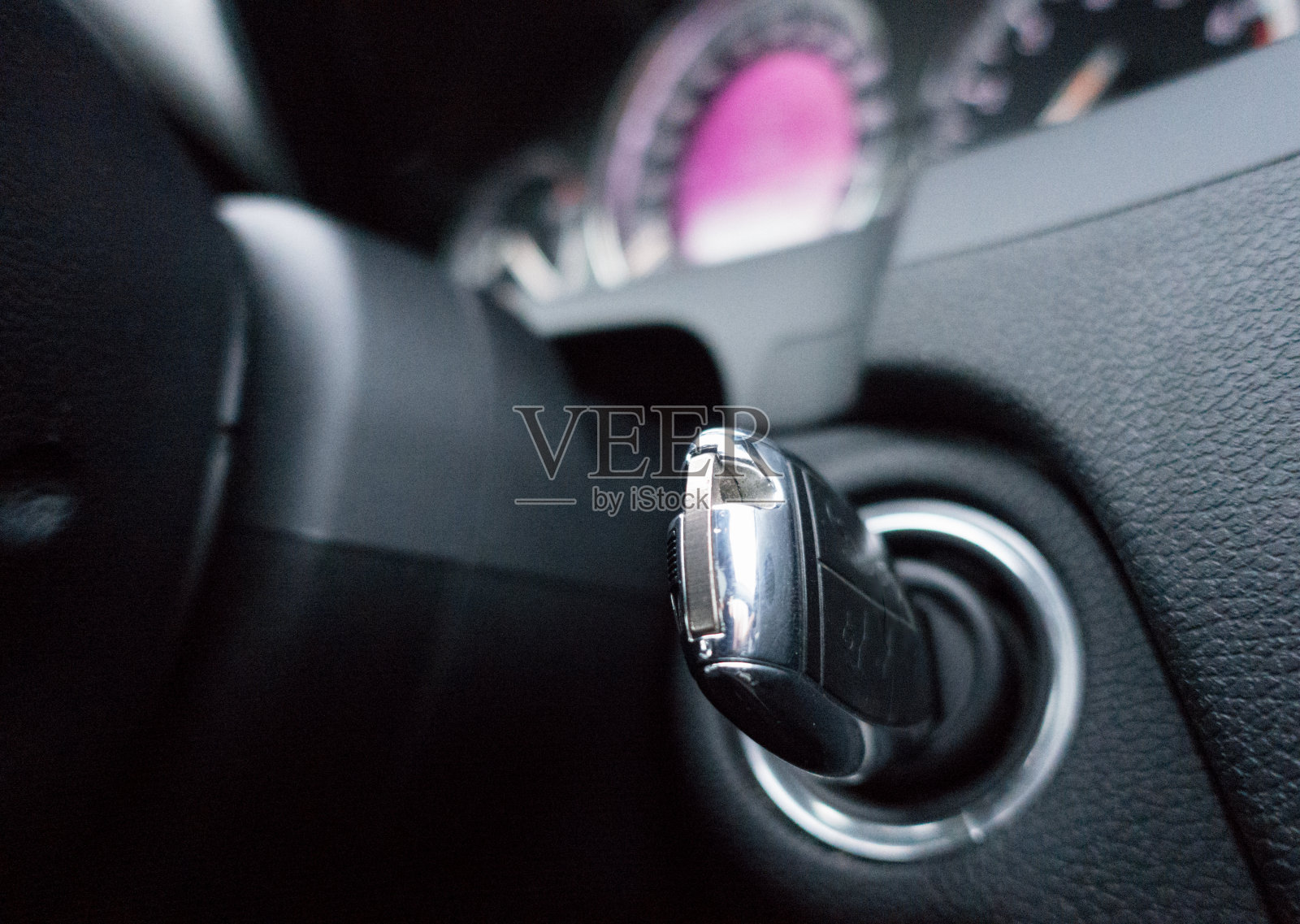 当钥匙落在车里时照片摄影图片