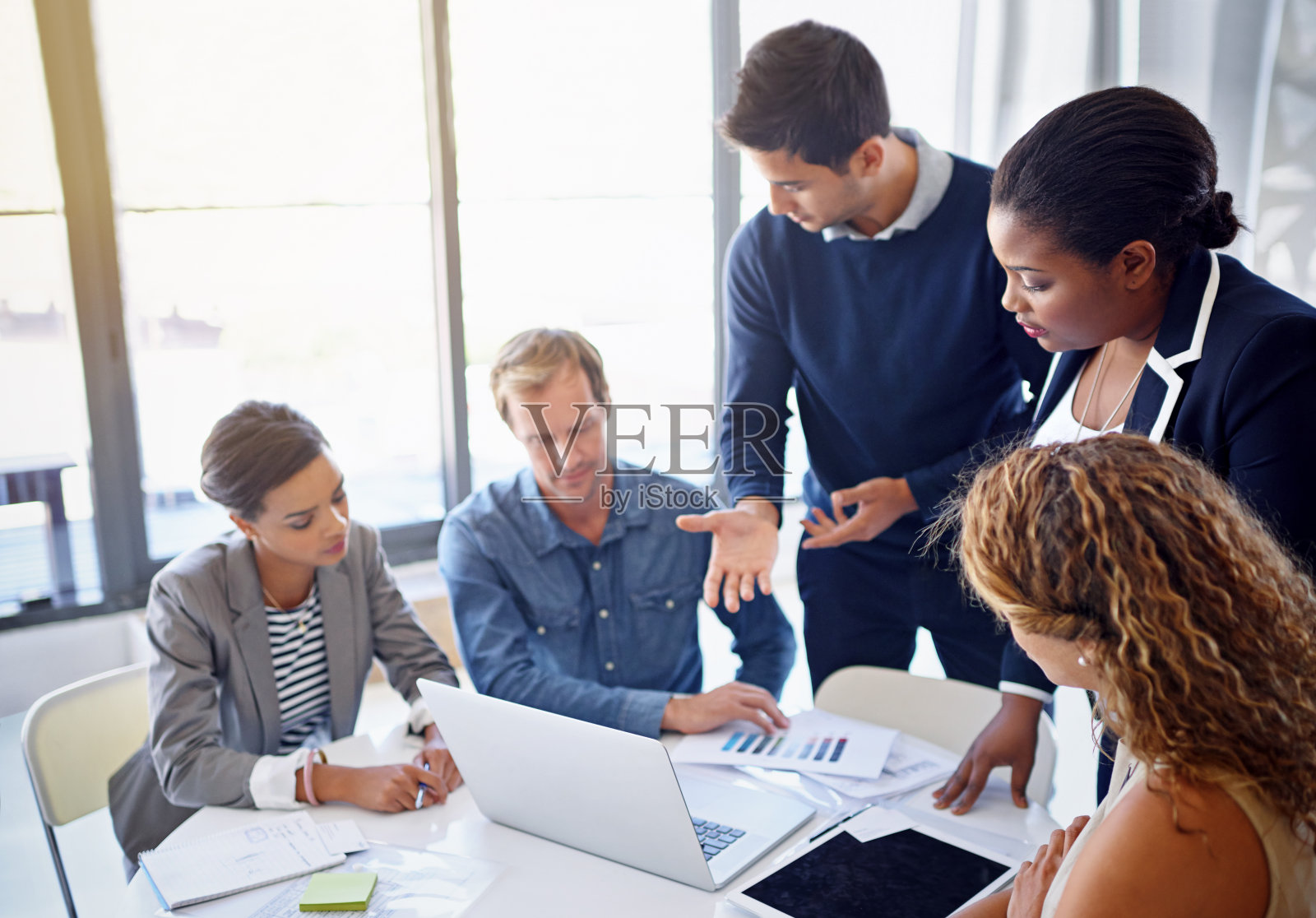 带领他的团队完成这个项目照片摄影图片