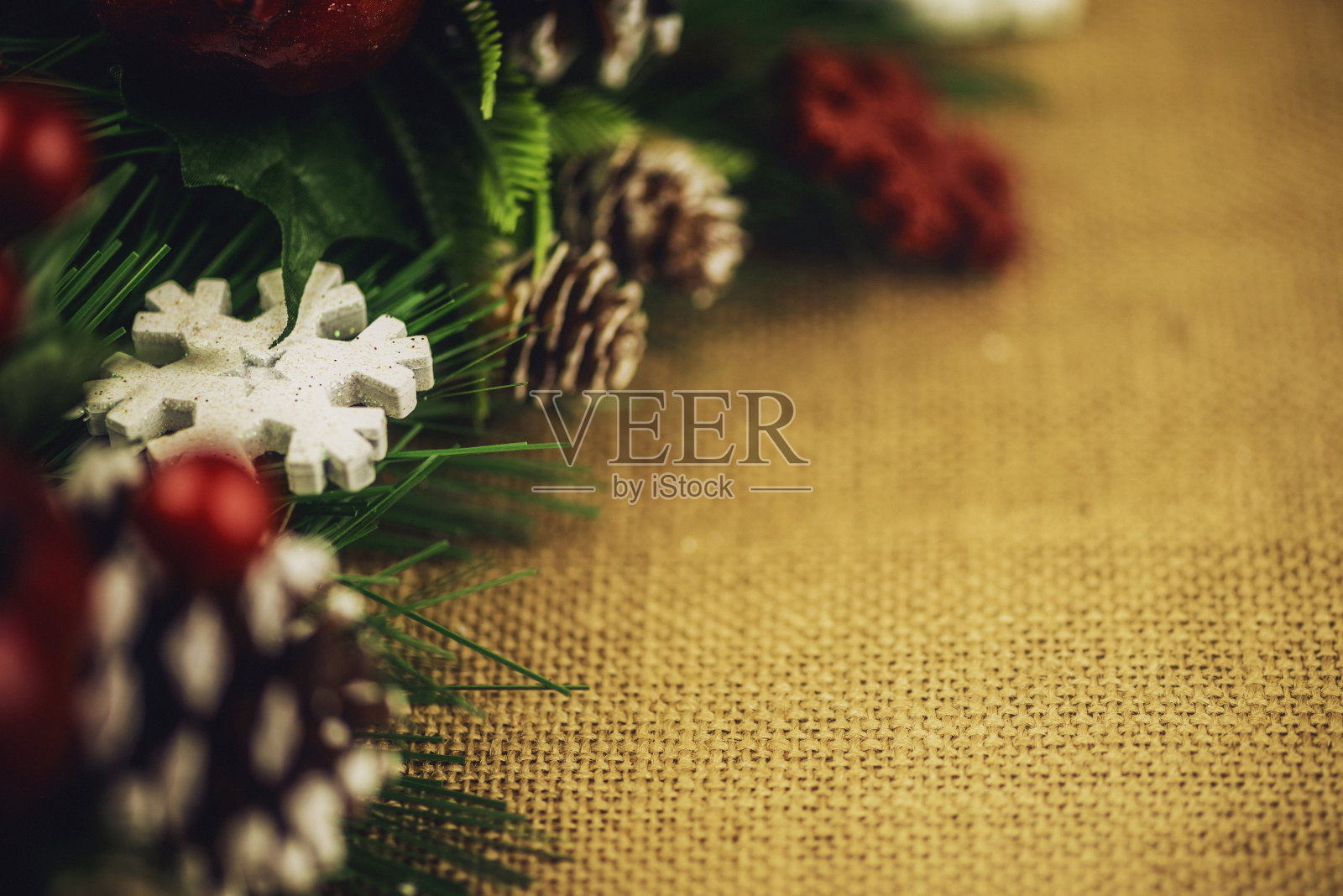 圣诞节的边界有松枝、松果和雪花照片摄影图片