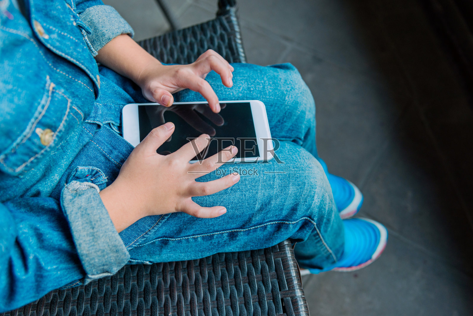男孩使用智能手机照片摄影图片