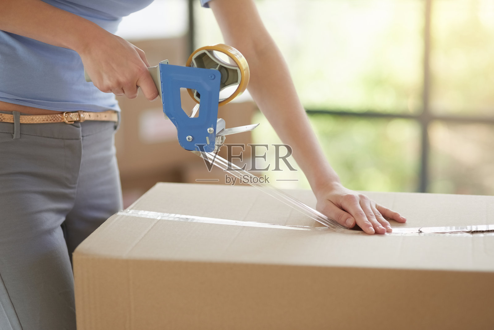 收拾她的东西准备搬家照片摄影图片