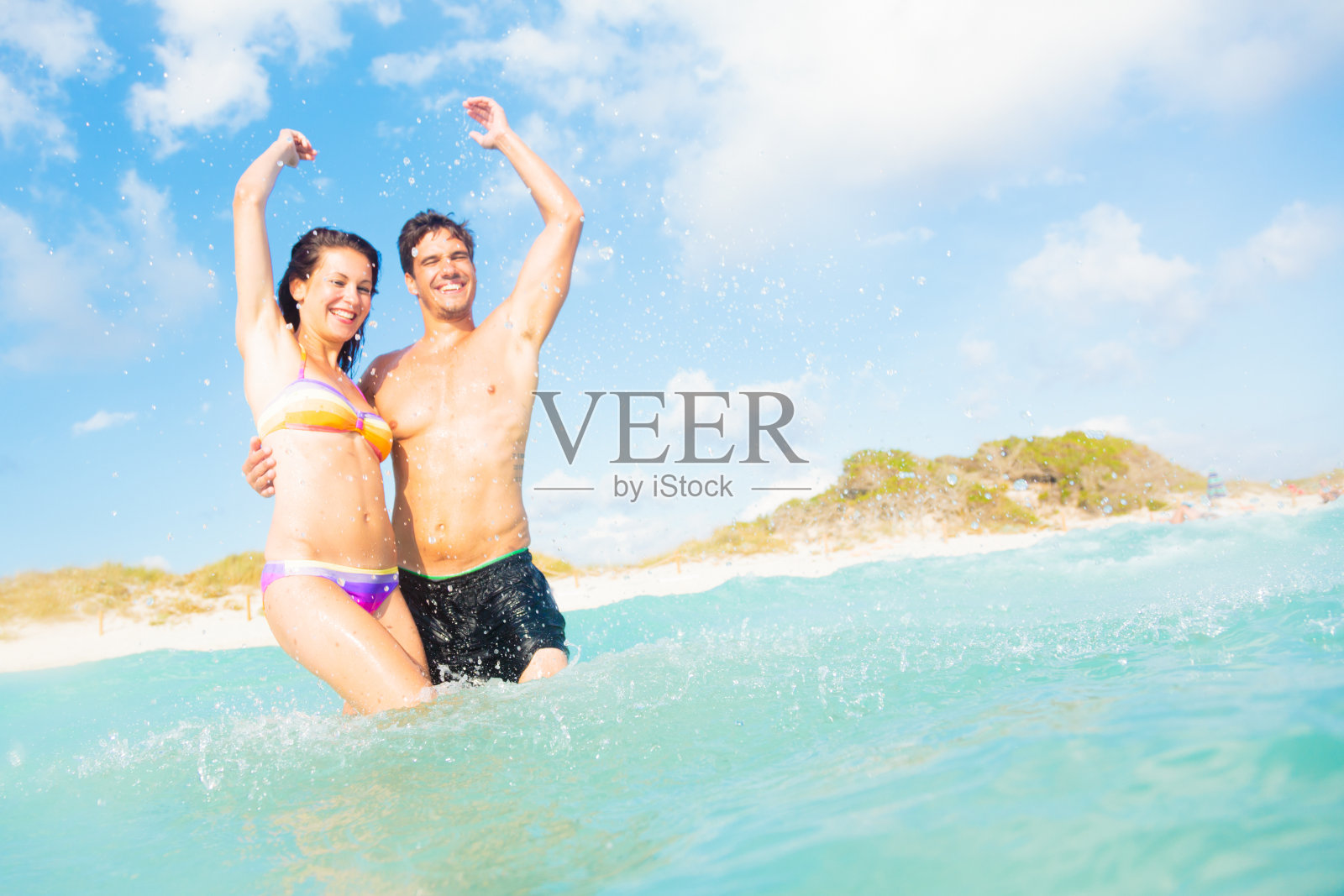 一对年轻夫妇在海里玩照片摄影图片