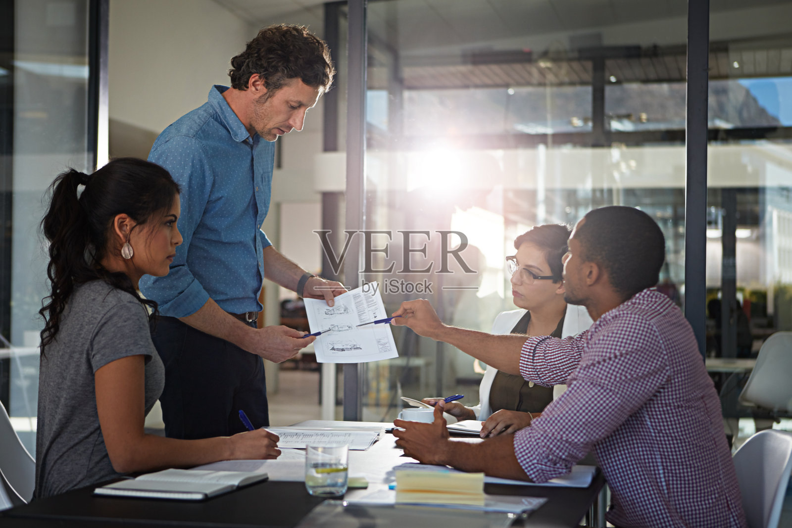 我们几乎在每个部门都超过了行业平均水平照片摄影图片