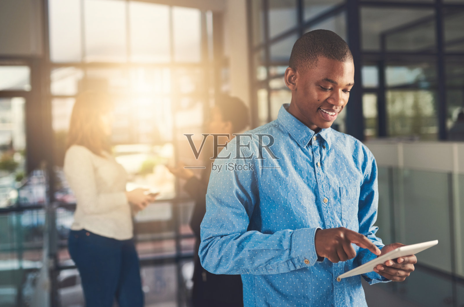 忘记坐在办公桌前,我可以在任何地方工作照片摄影图片