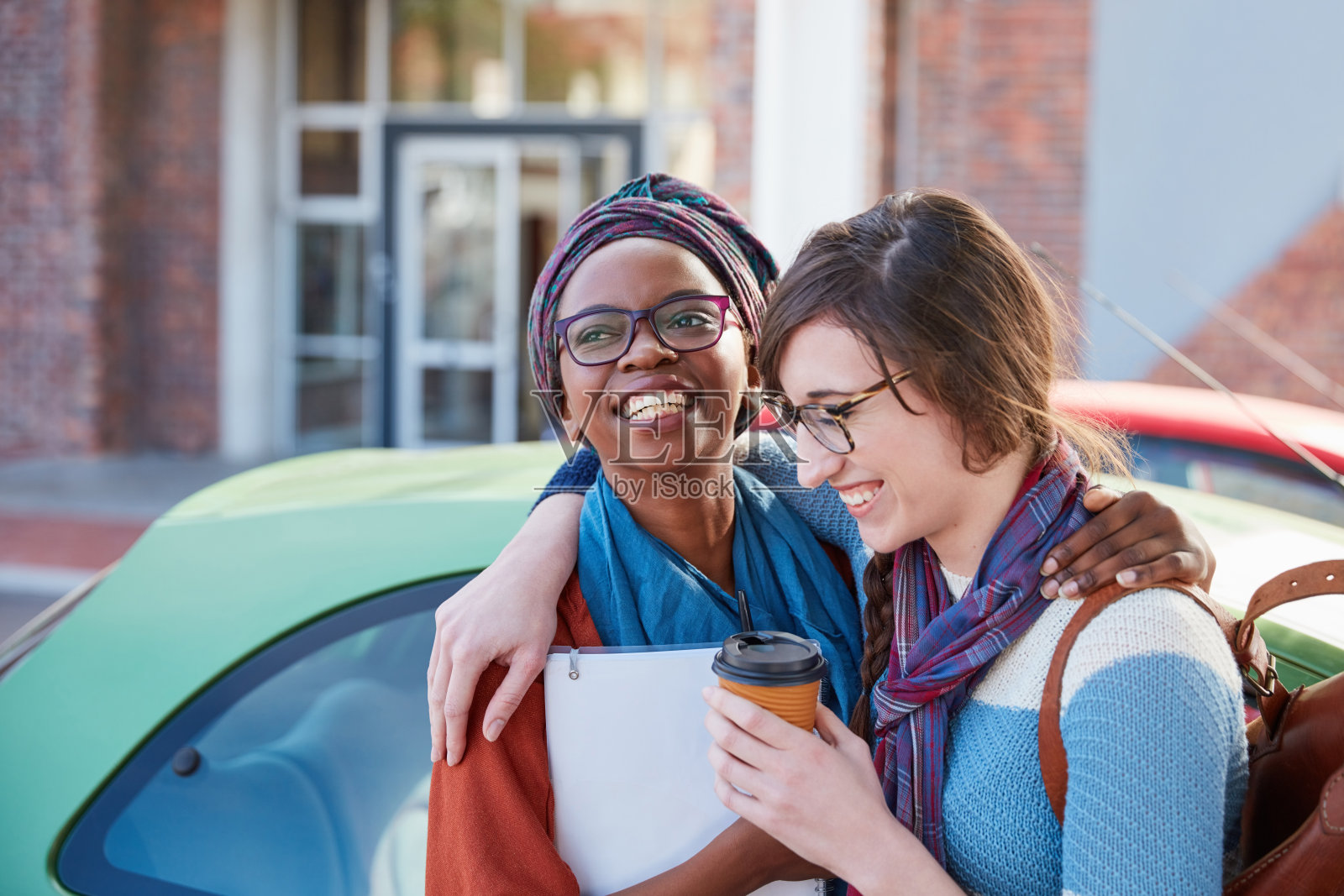 享受他们在一起的学生时光照片摄影图片