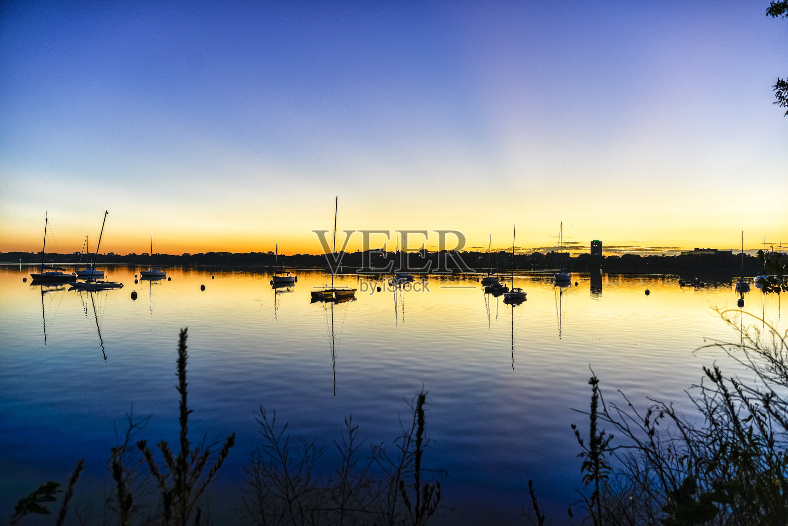 黄昏时湖面上的帆船照片摄影图片