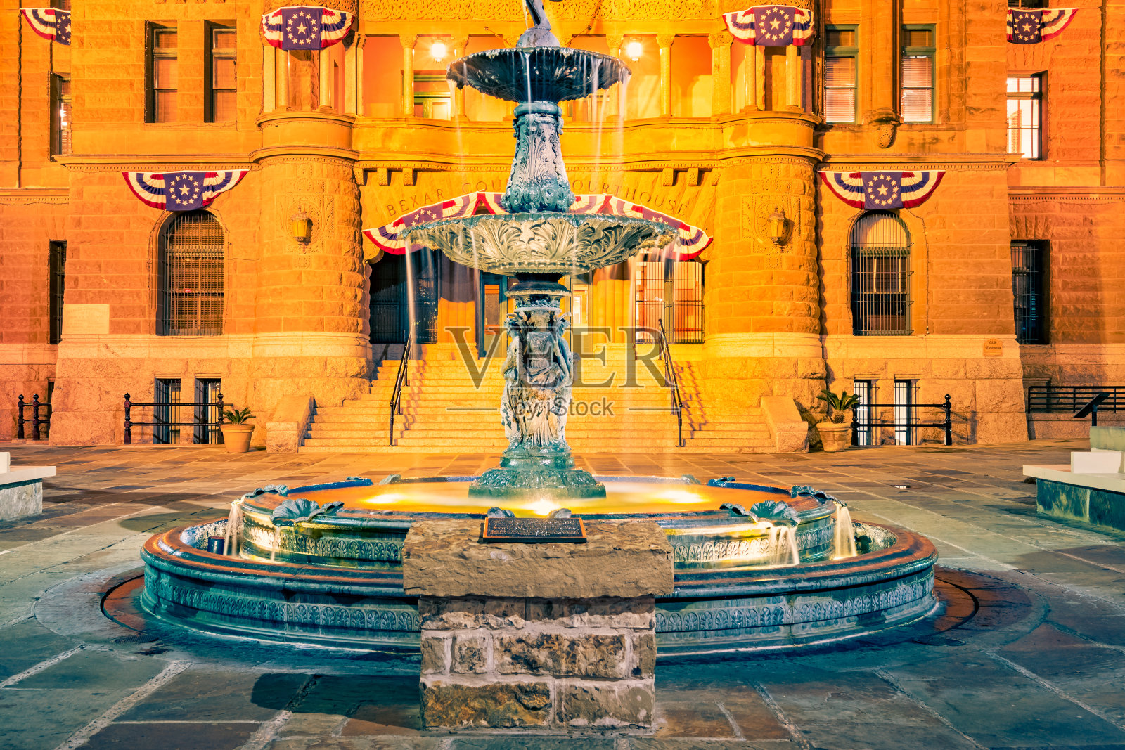 喷泉和贝尔萨尔县法院位于德克萨斯州圣安东尼奥市中心照片摄影图片