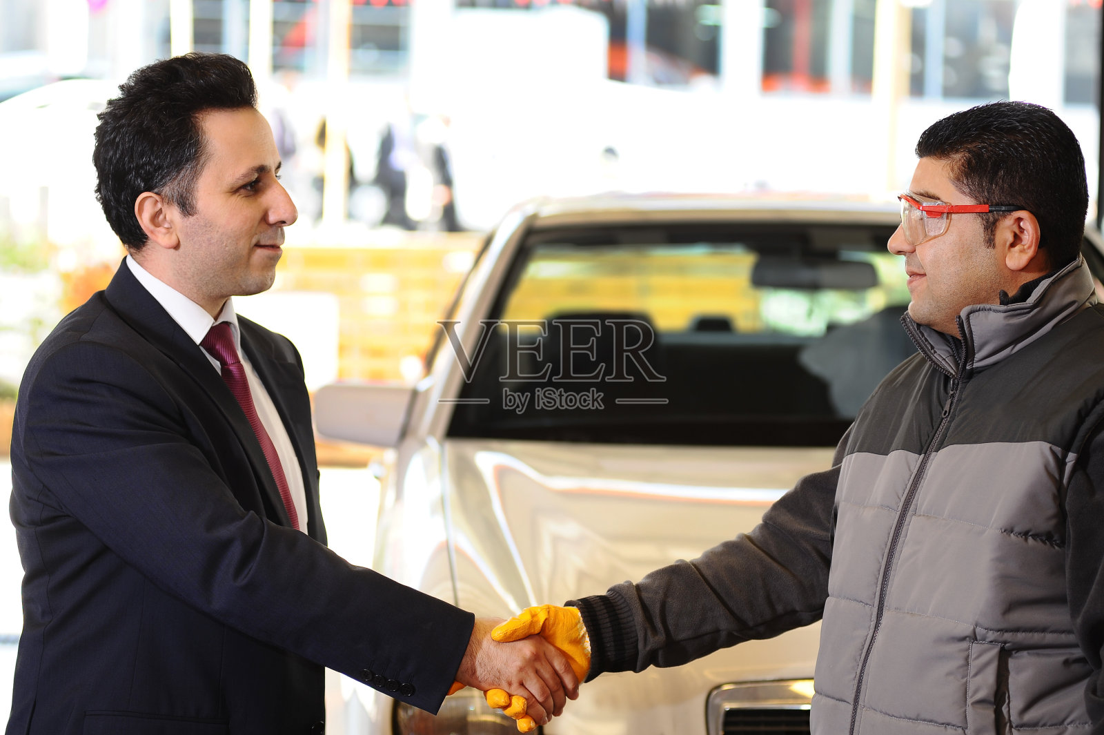 机修工修理了客户的汽车照片摄影图片