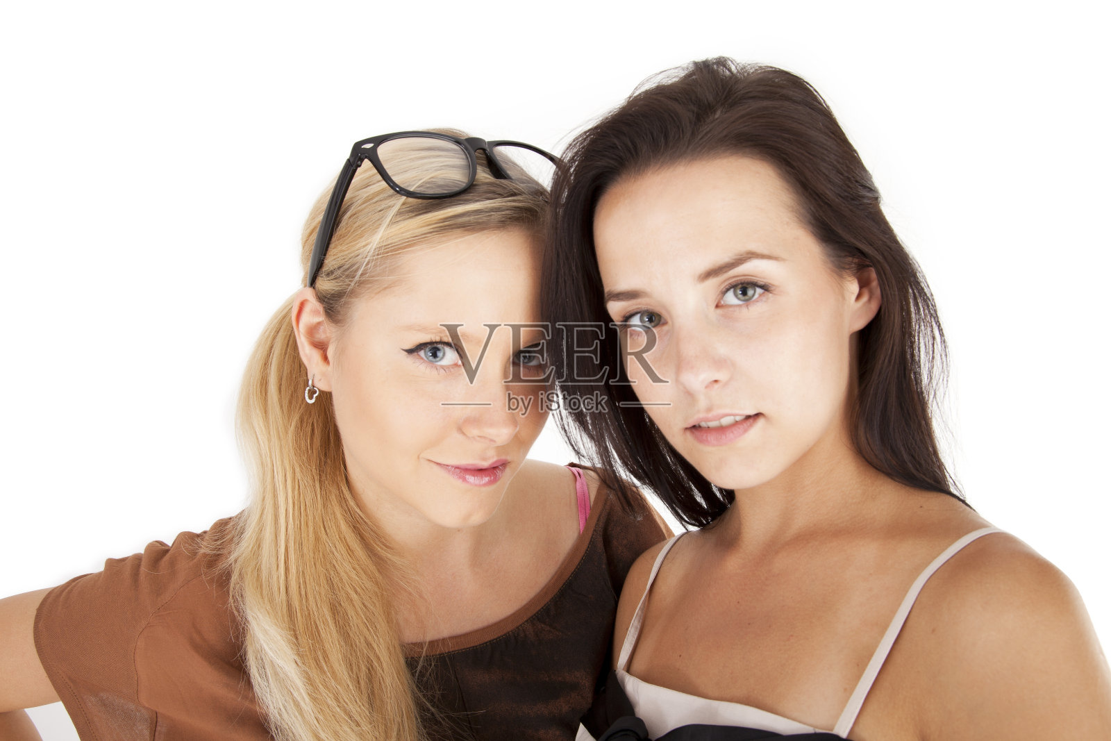 两个快乐的朋友站在一起照片摄影图片