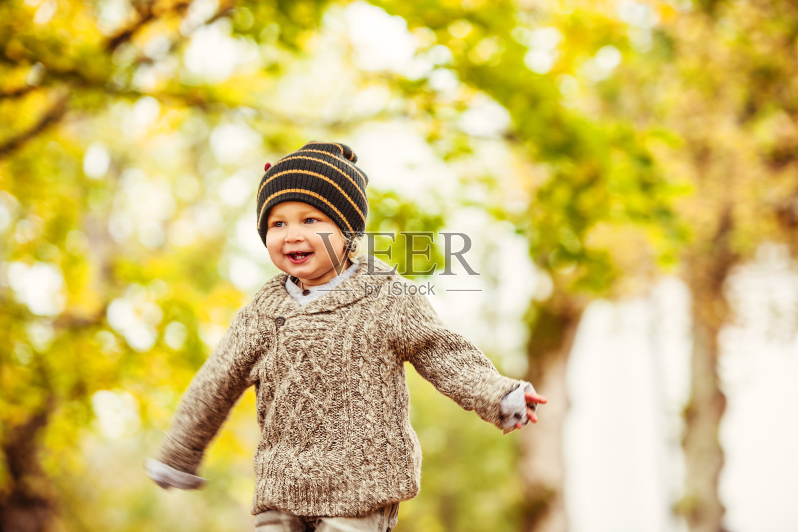秋天里可爱的男孩照片摄影图片