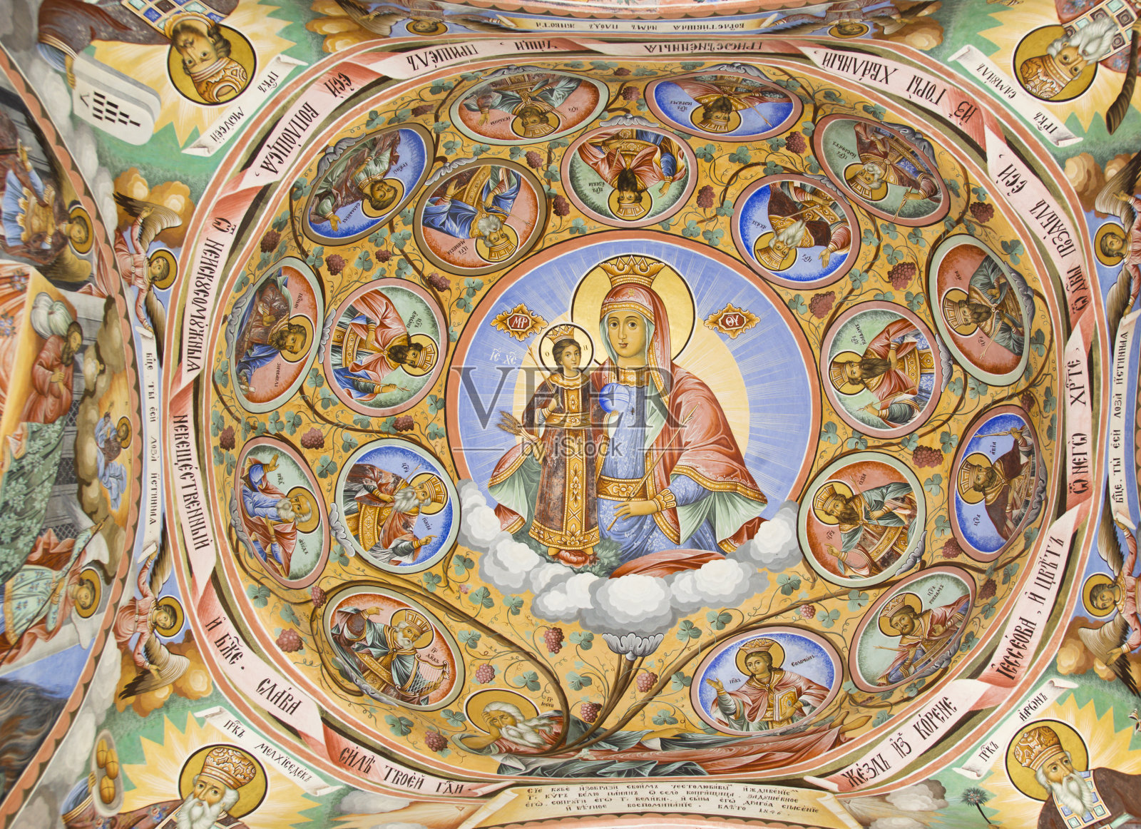 保加利亚瑞拉修道院的古代宗教画。照片摄影图片