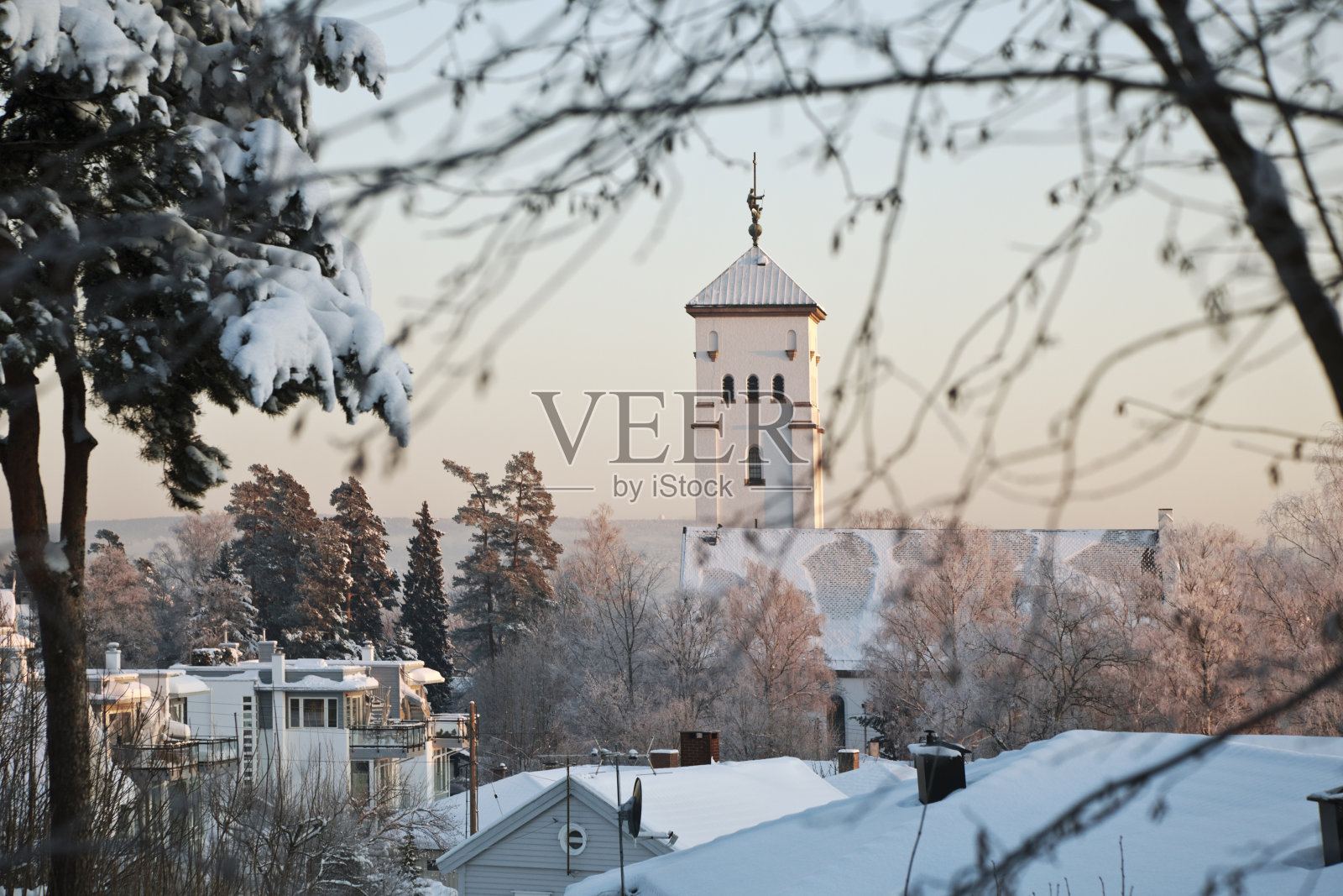教堂在冬天的黄昏。照片摄影图片