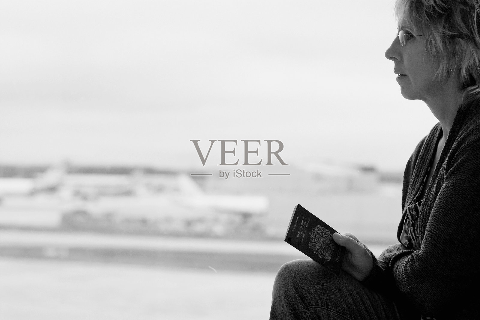 机场里一个忧心忡忡的女人照片摄影图片