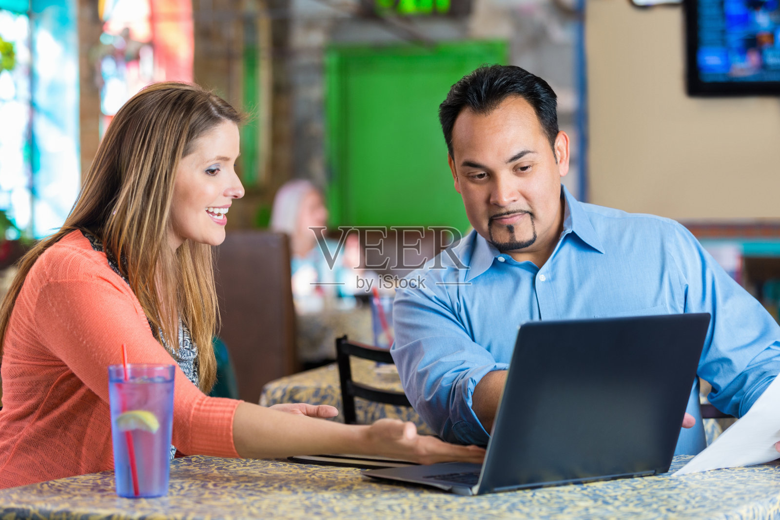 商业伙伴在餐厅随意会面照片摄影图片