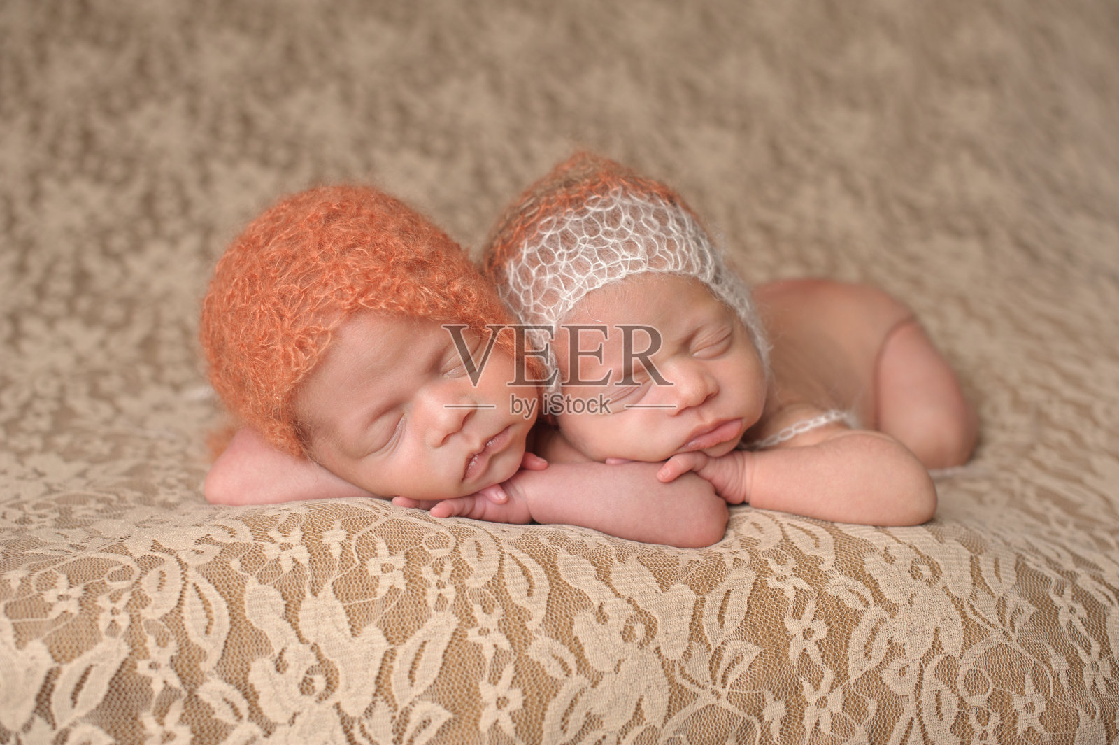 熟睡中的双胞胎女孩照片摄影图片