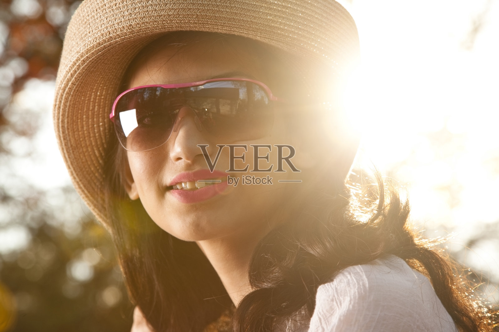 肖像:阳光下的俄罗斯/中国血统女孩。照片摄影图片