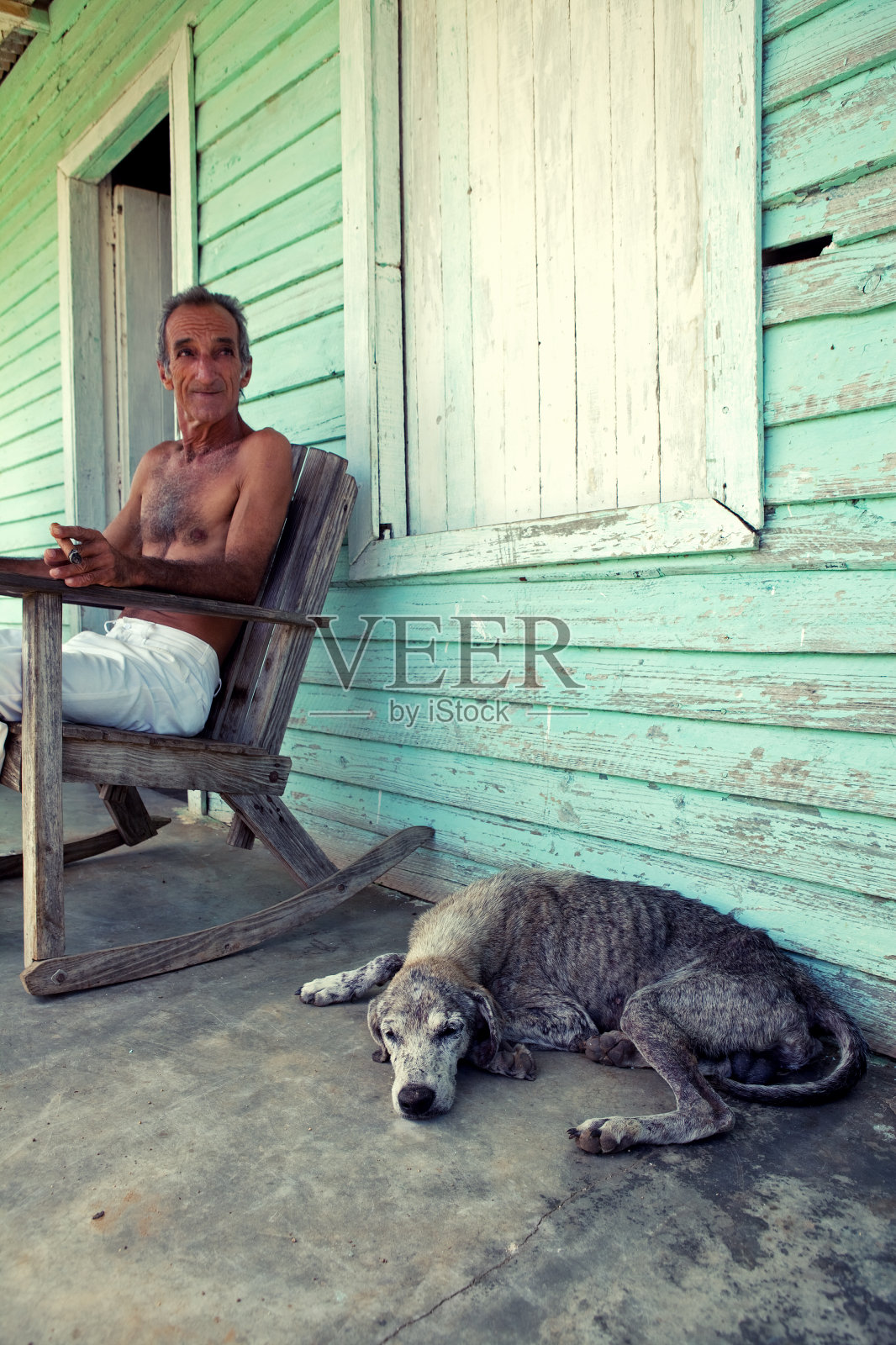 抽雪茄的古巴人照片摄影图片