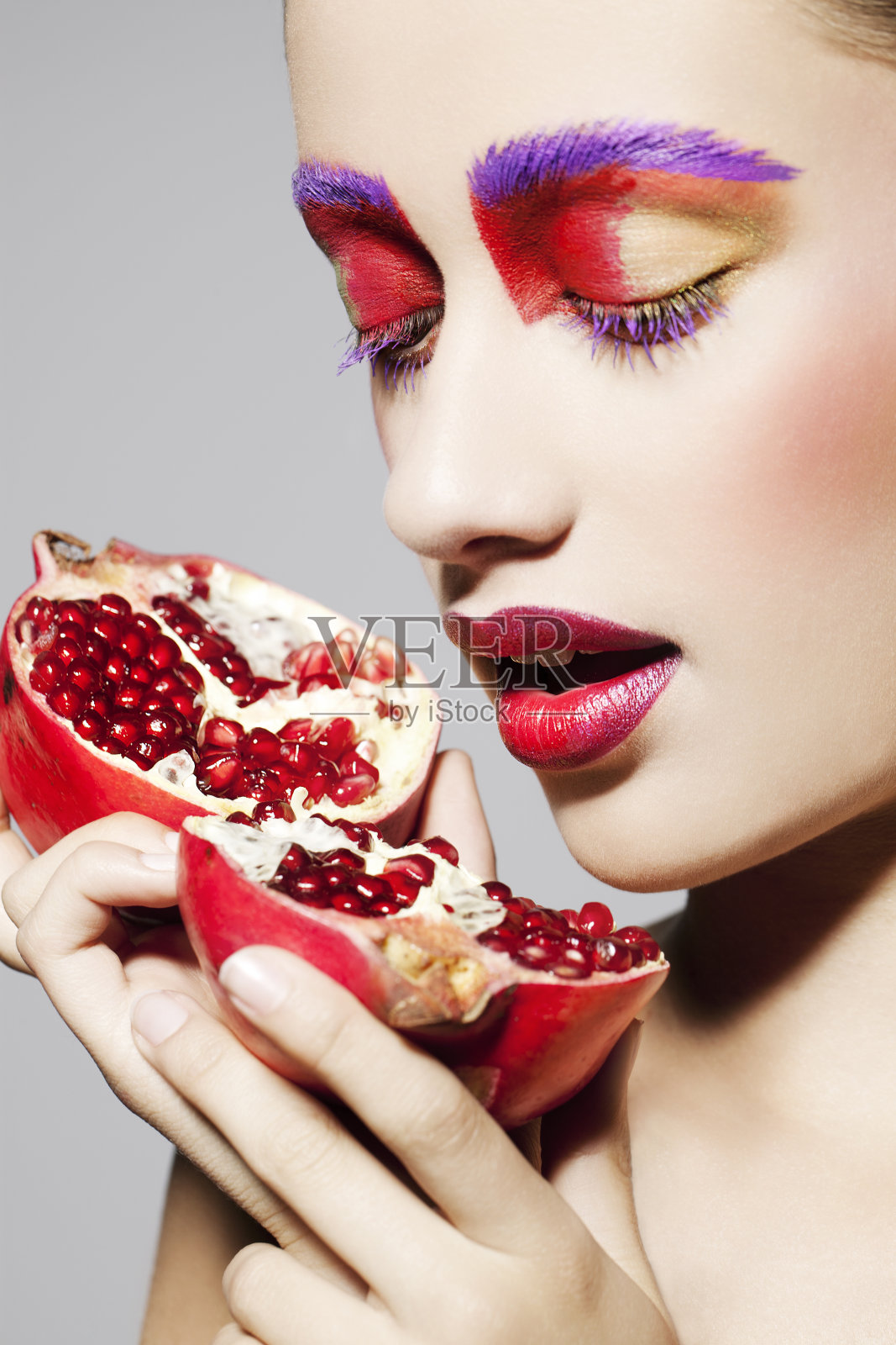 女孩享用石榴照片摄影图片