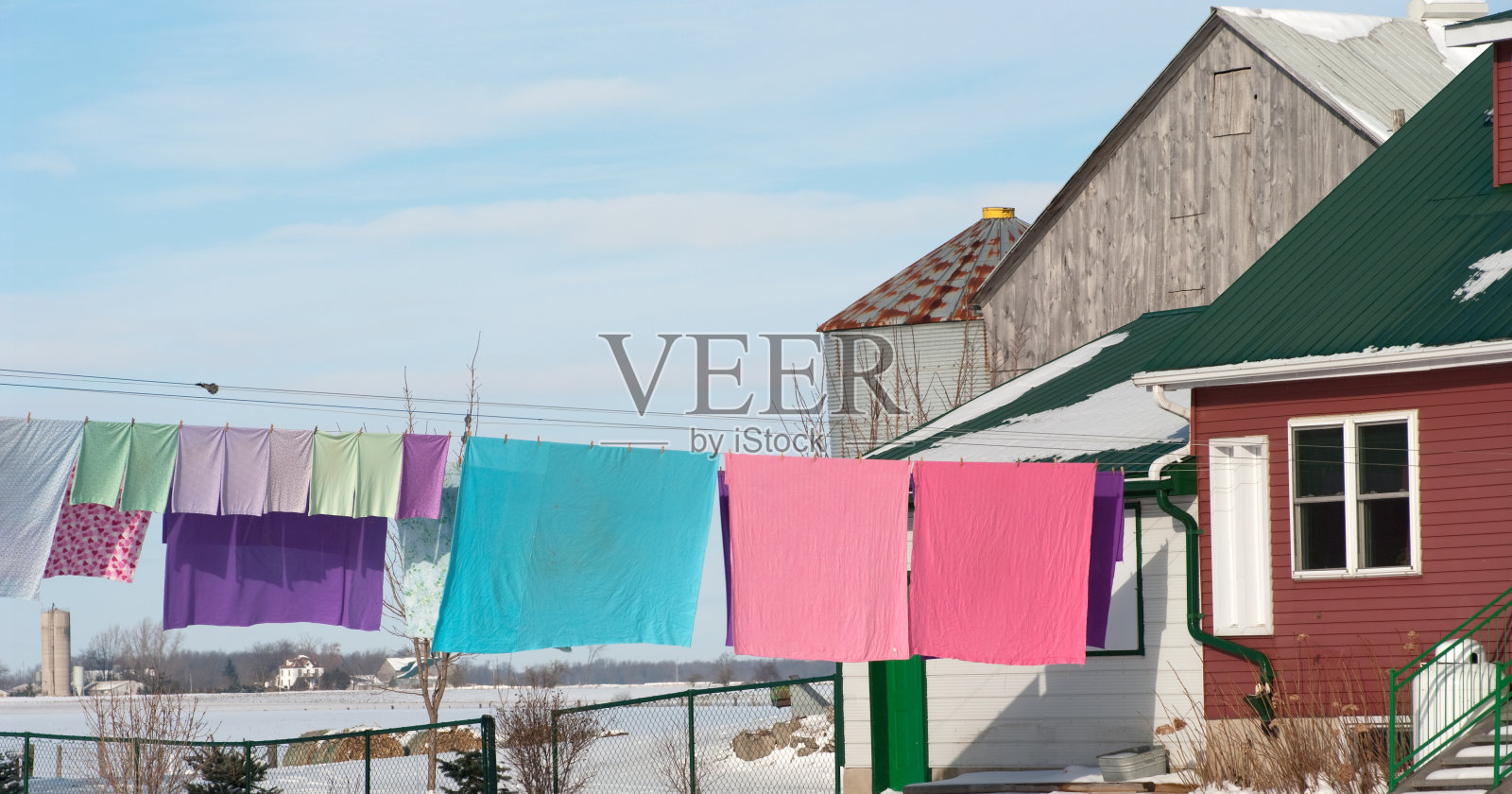 农场晾衣绳上的彩色衣物照片摄影图片