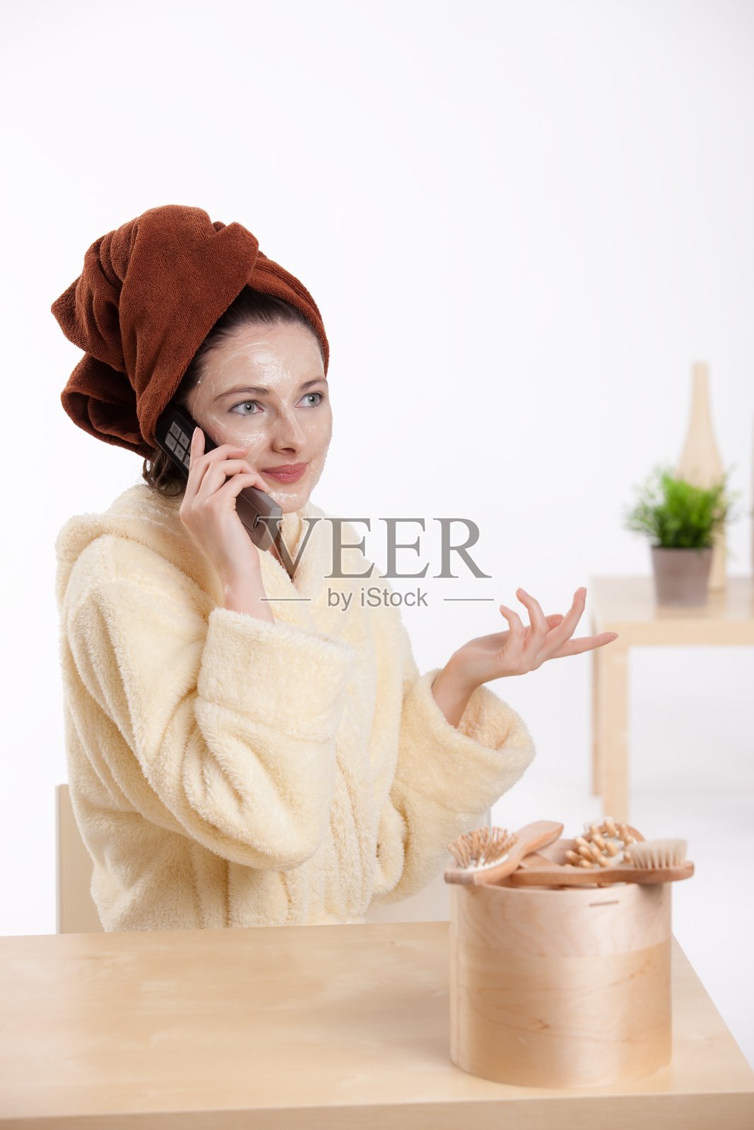 在浴室打电话照片摄影图片