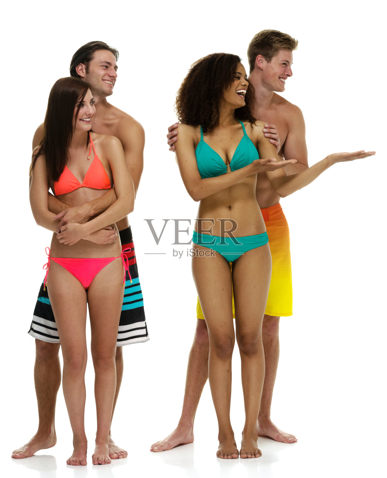 微笑的朋友在比基尼和展示照片摄影图片