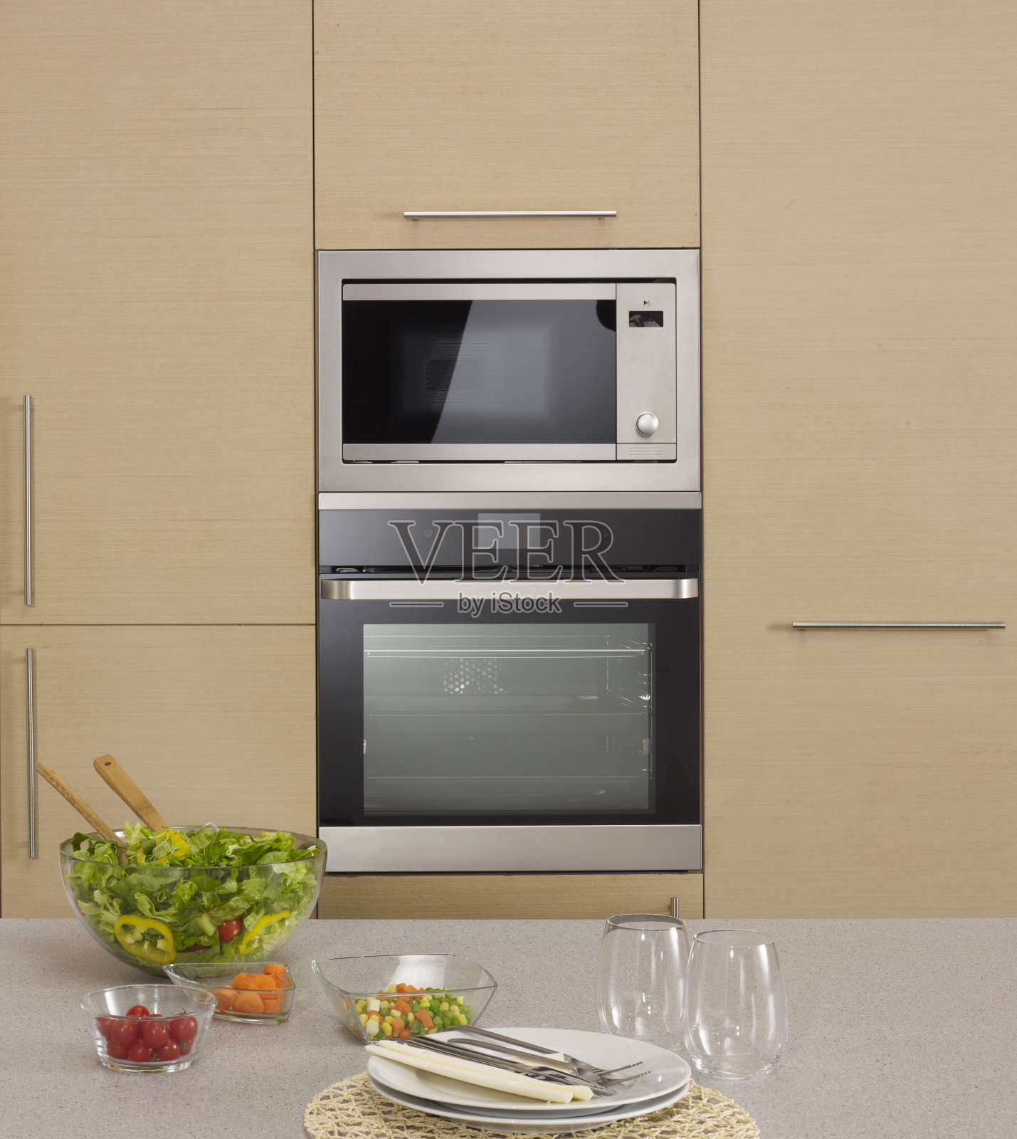 厨房台面上的沙拉照片摄影图片