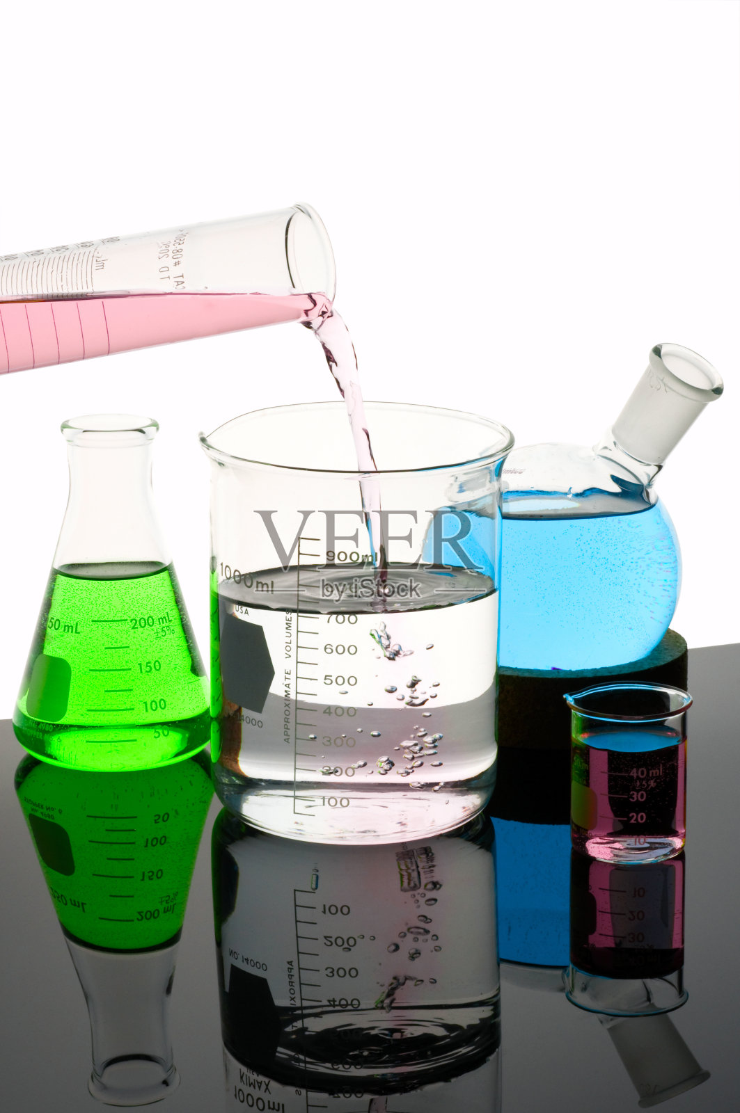 毕业填充烧杯孤立在白色和剪切路径照片摄影图片