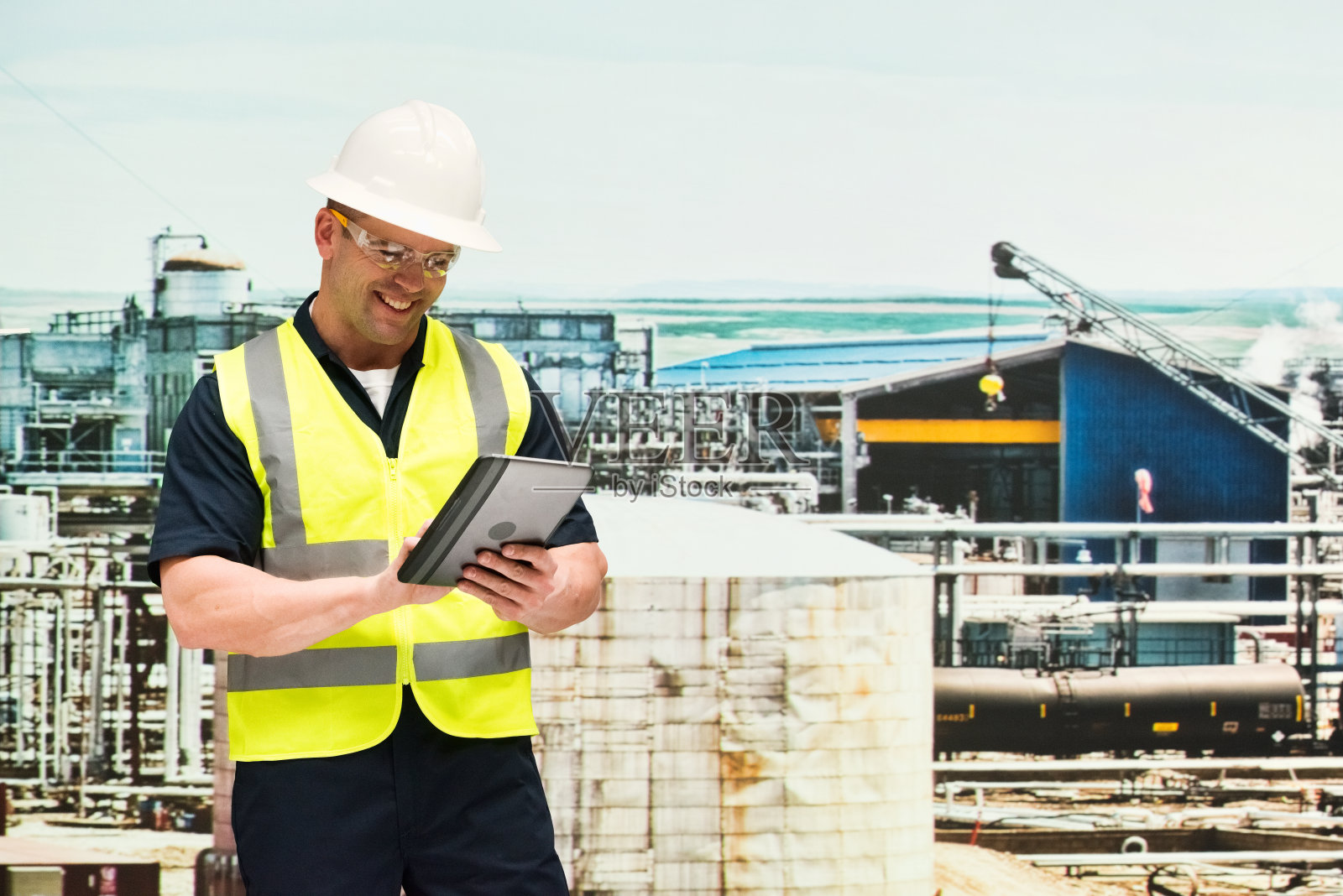 微笑的工人在石油工业中使用平板电脑照片摄影图片