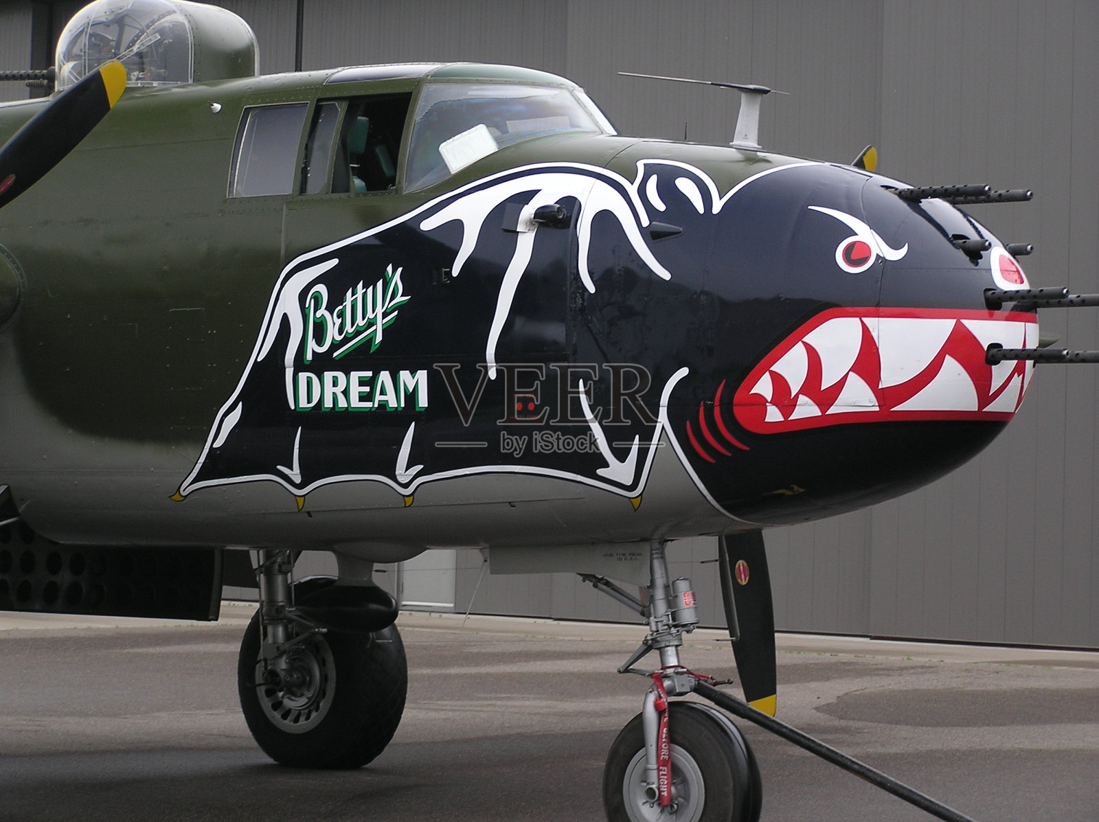 机场跑道上的飞机特写镜头照片摄影图片