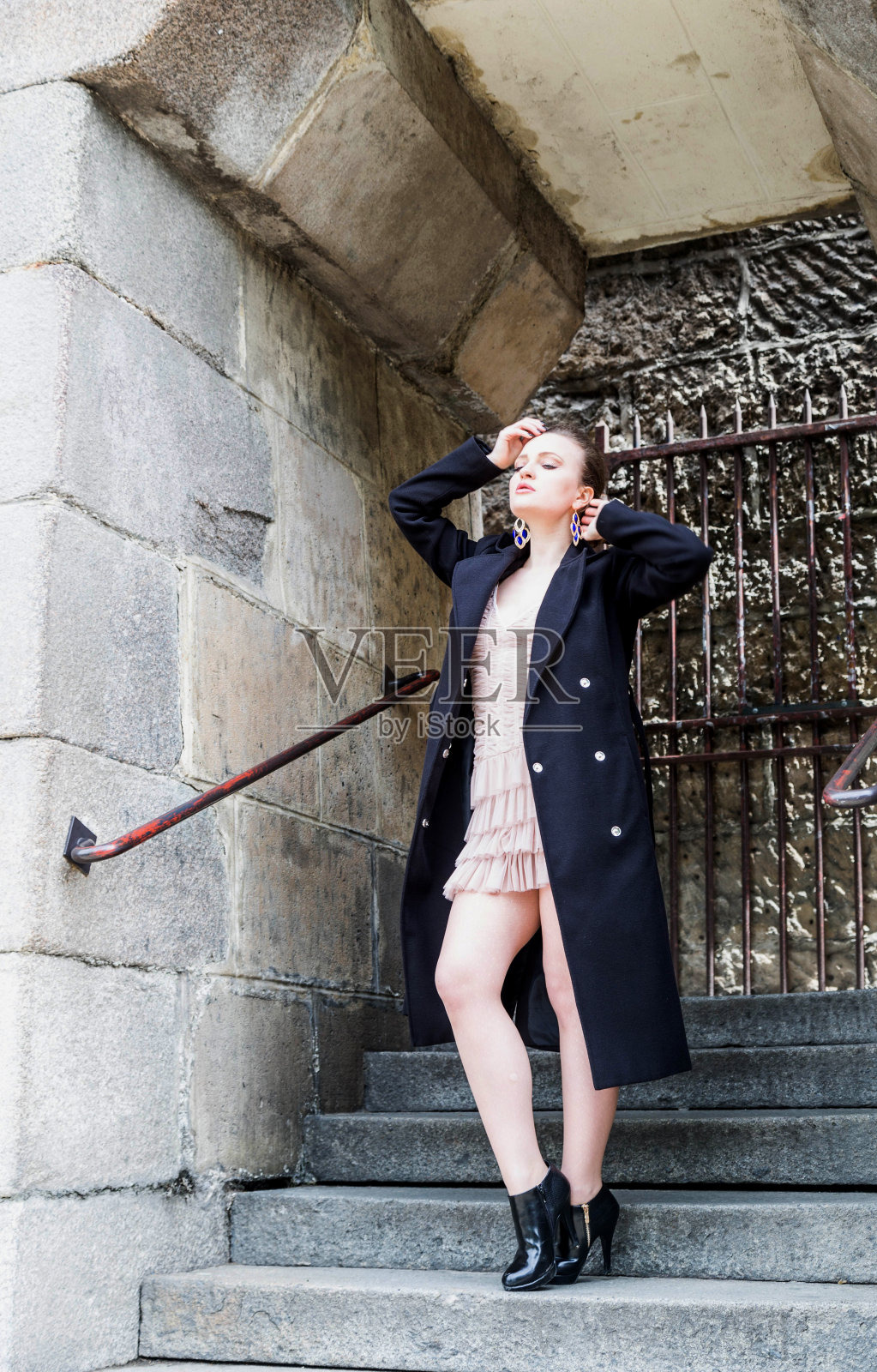 在法国巴黎有魅力的年轻女子照片摄影图片