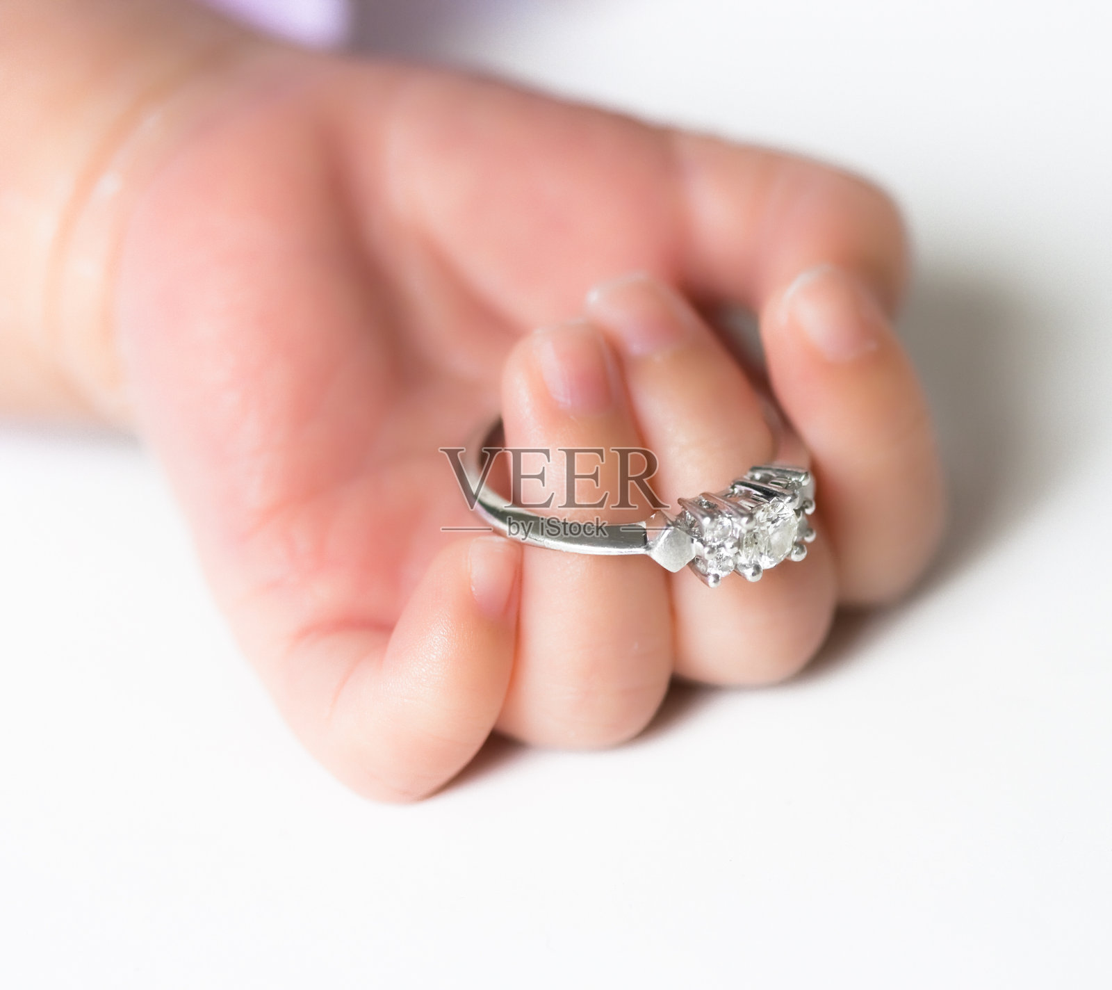 婴儿抱钻石戒指照片摄影图片