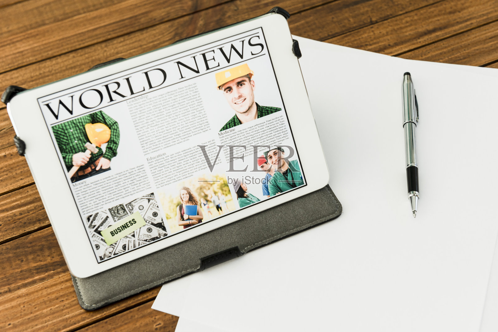 书桌与世界新闻的数字平板电脑-手工工人照片摄影图片