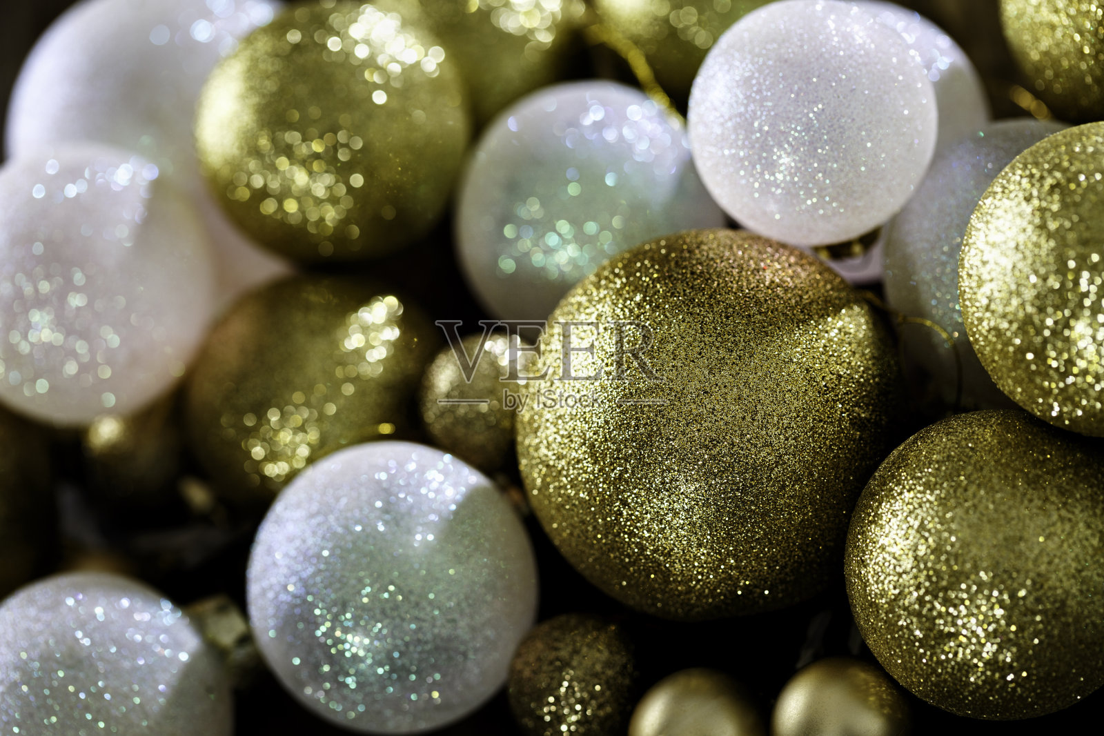 特写的白色和金色圣诞球照片摄影图片